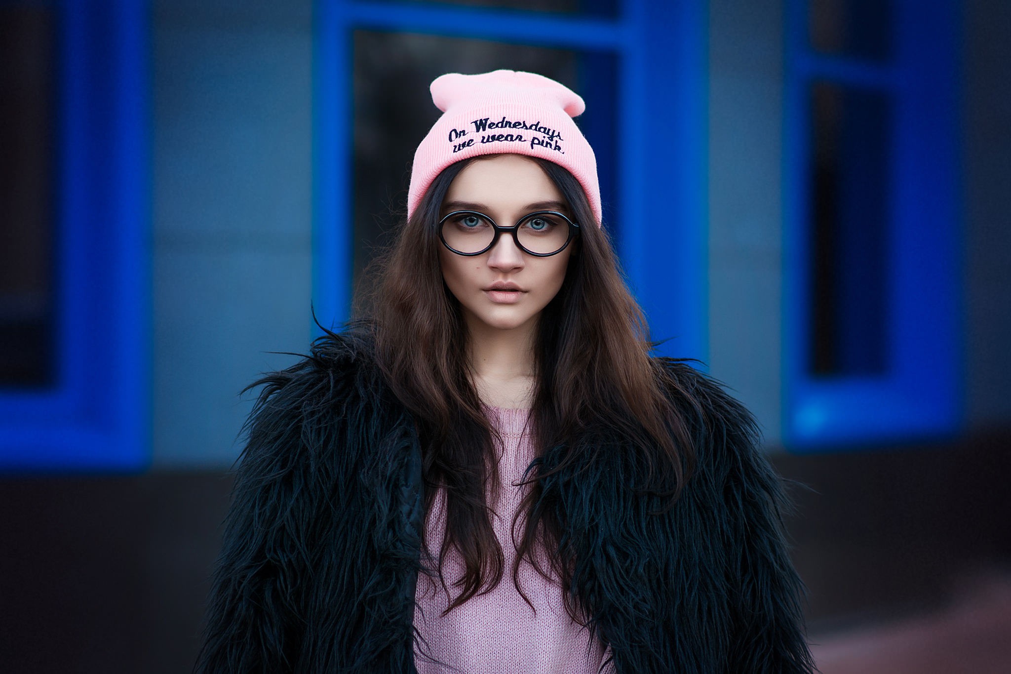 Woman wearing pink beanie and glasses HD Wallpaper