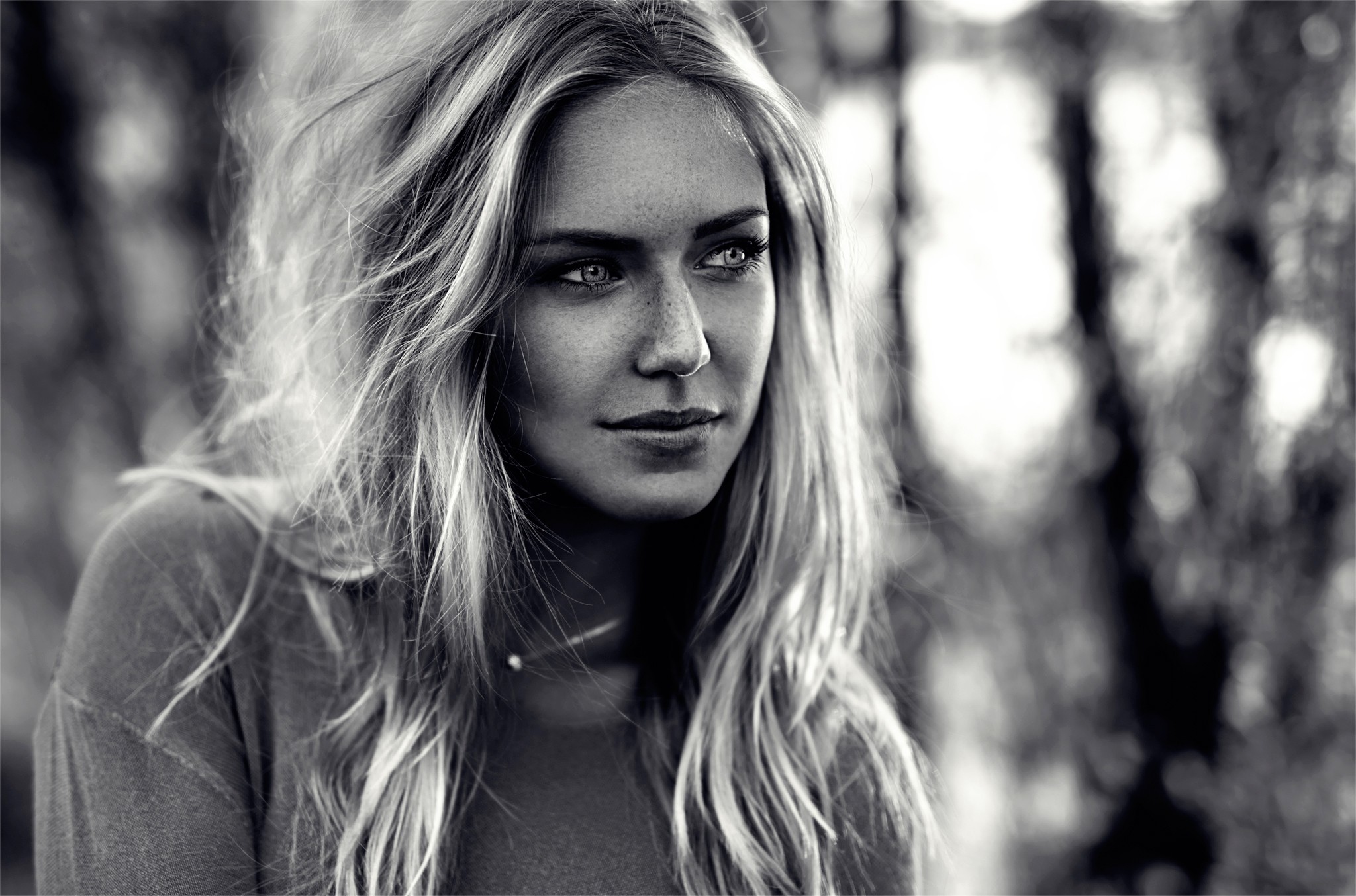 Monochrome portrait of a woman with freckles HD Wallpaper