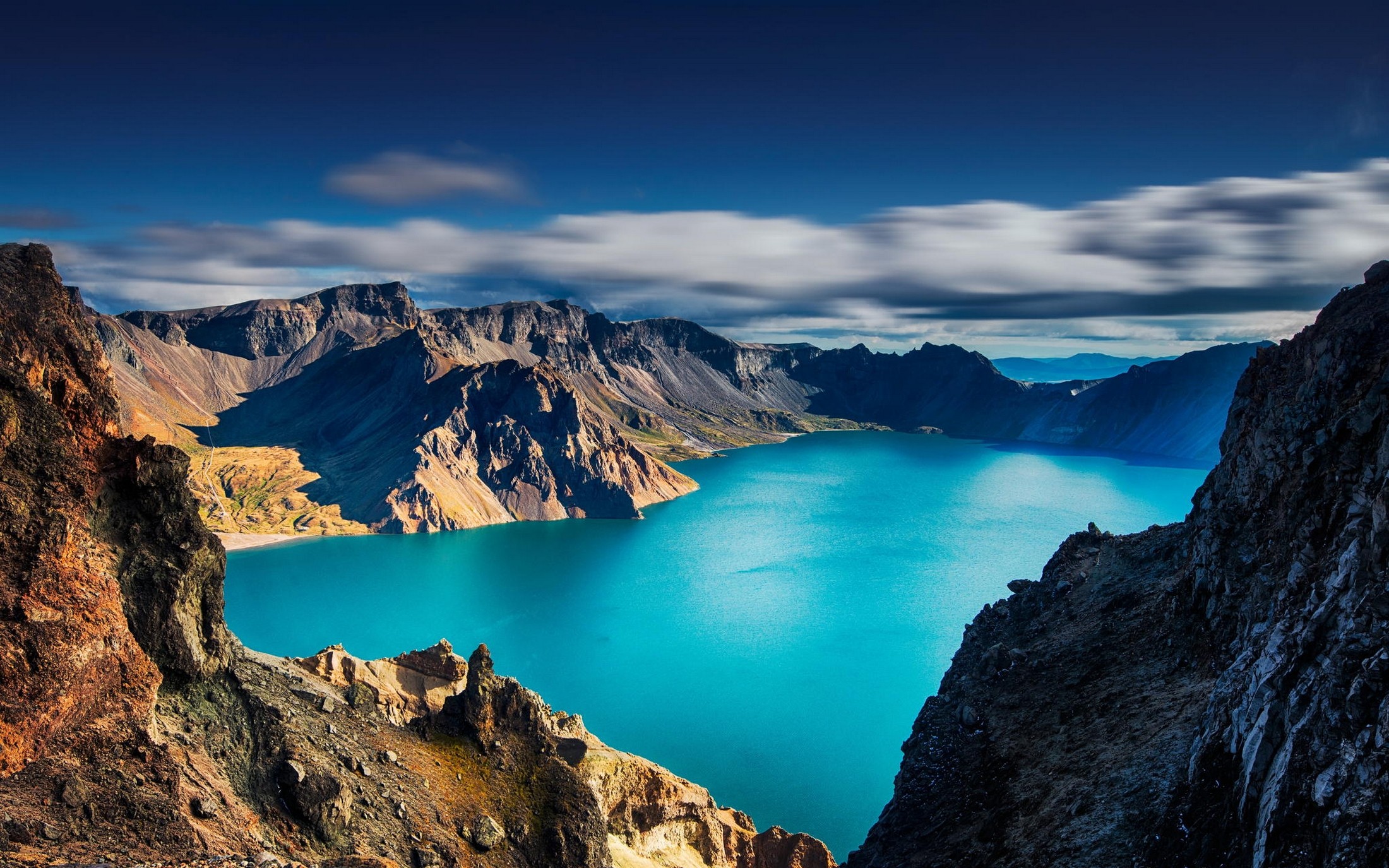 Turquoise lake surrounded by rugged mountains in China HD Wallpaper
