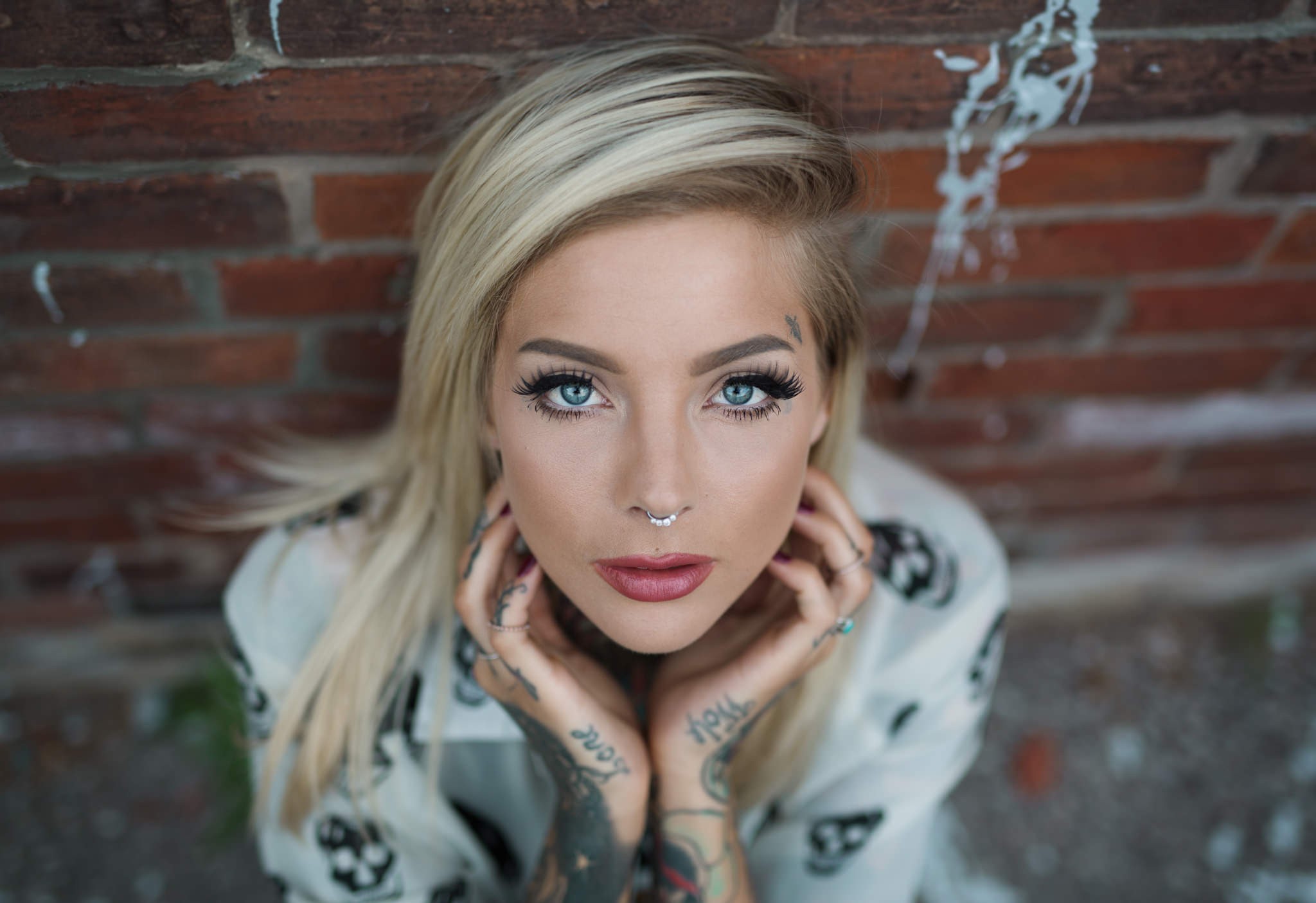 Woman with blonde hair and tattoos HD Wallpaper