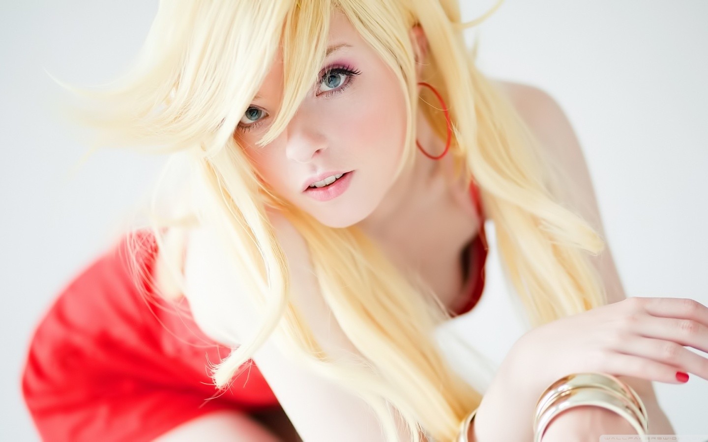 Blonde woman with green eyes HD Wallpaper