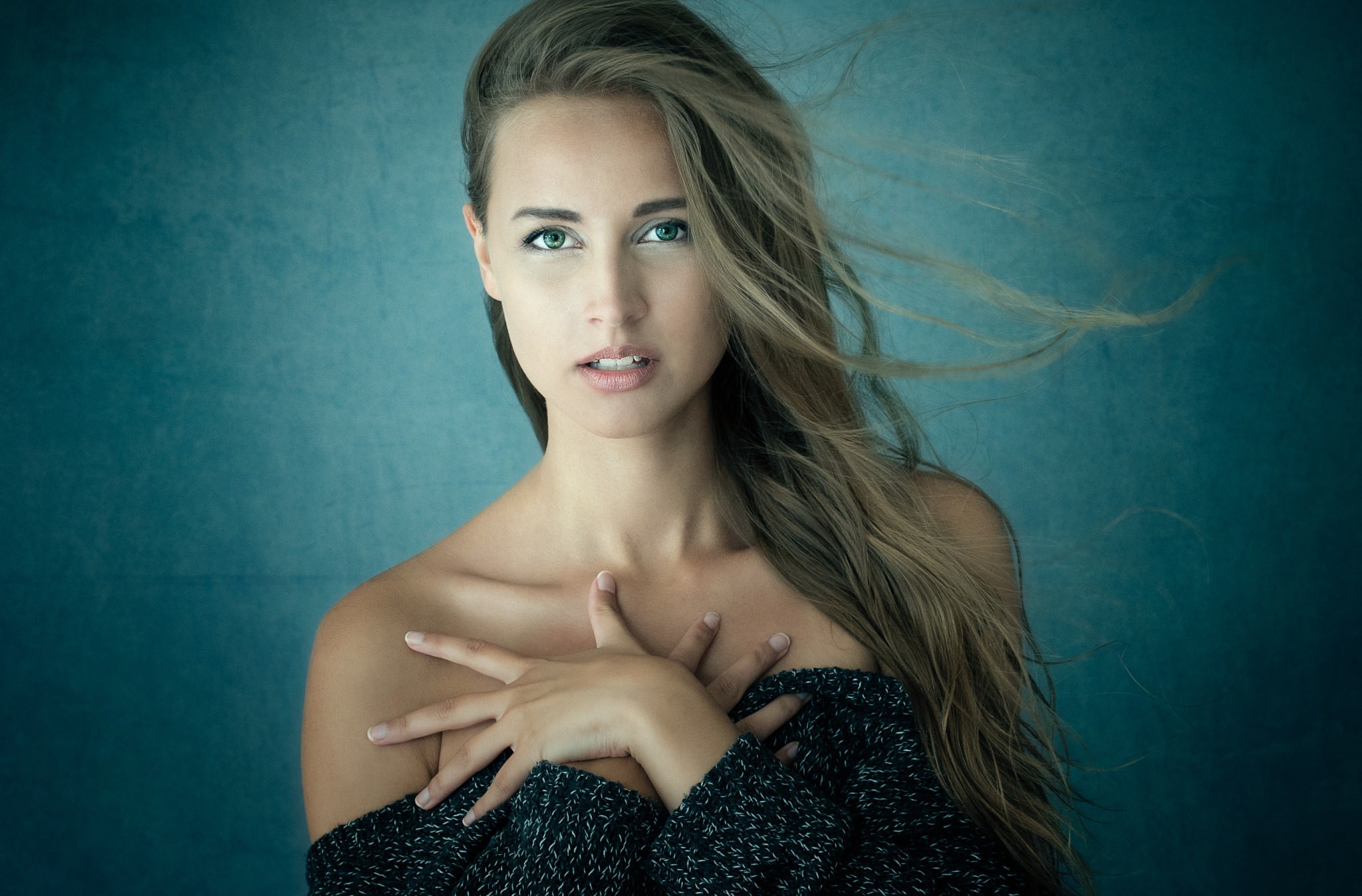 Portrait of a blonde woman with green eyes HD Wallpaper