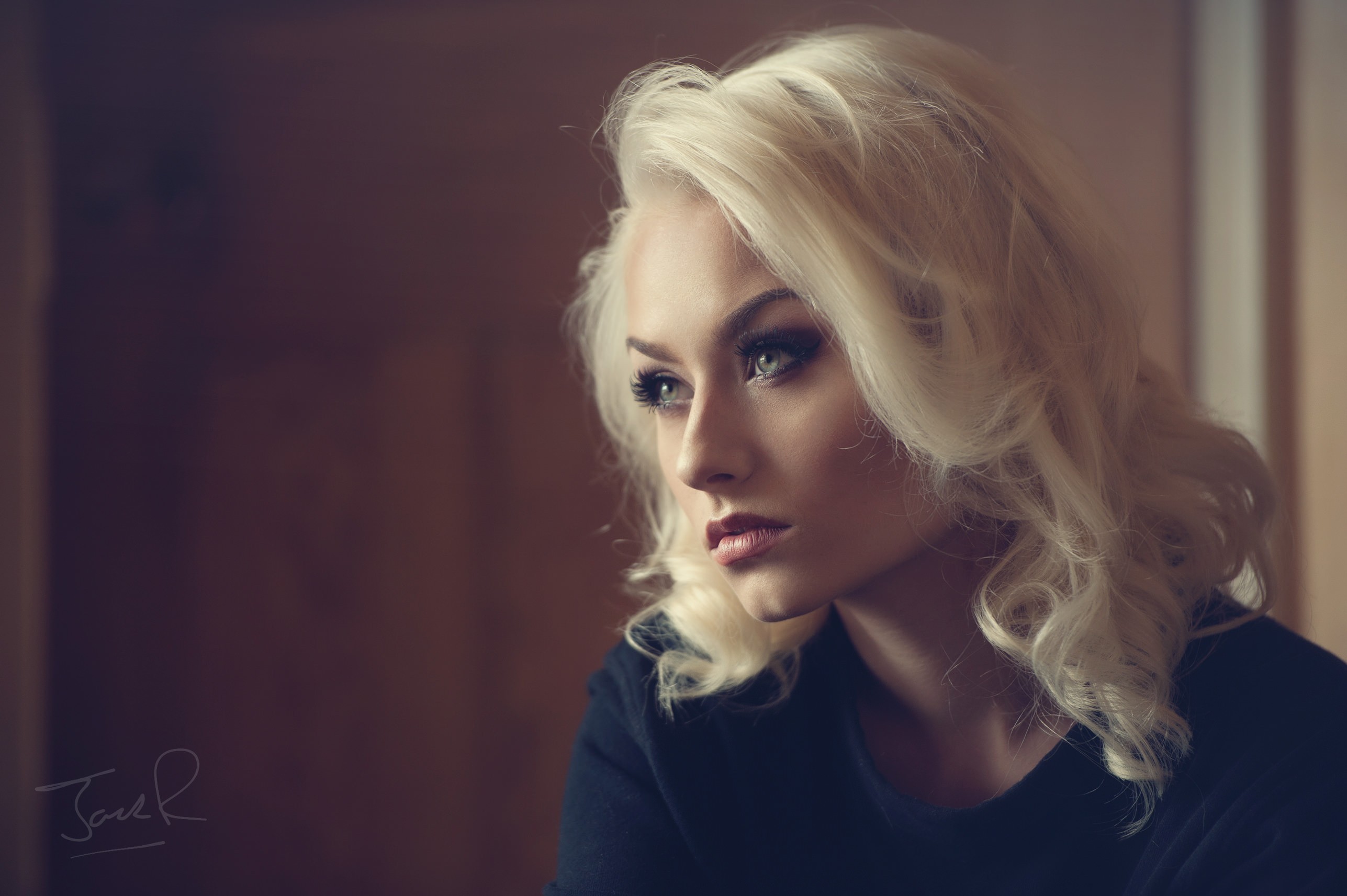 Portrait of Romanie Smith with blonde hair HD Wallpaper