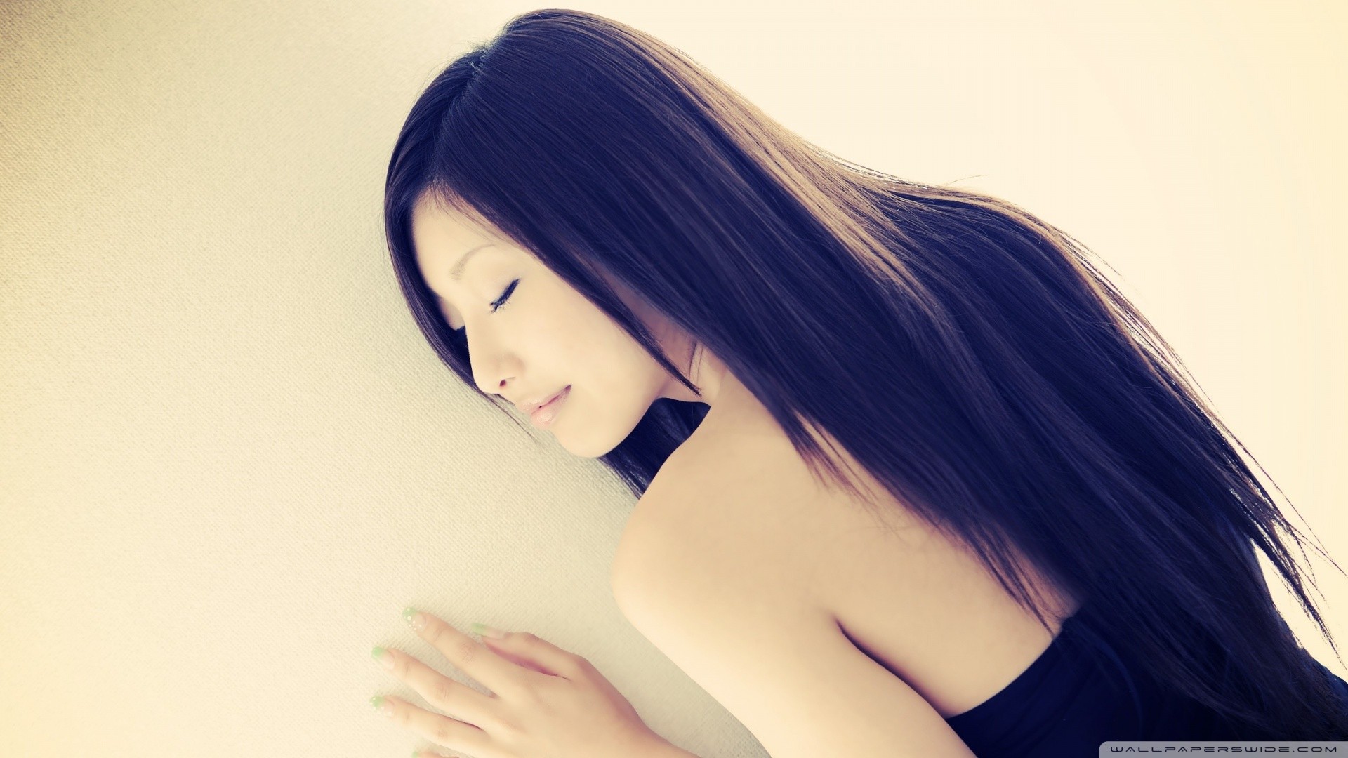 Asian woman with long dark hair leaning against a wall HD Wallpaper