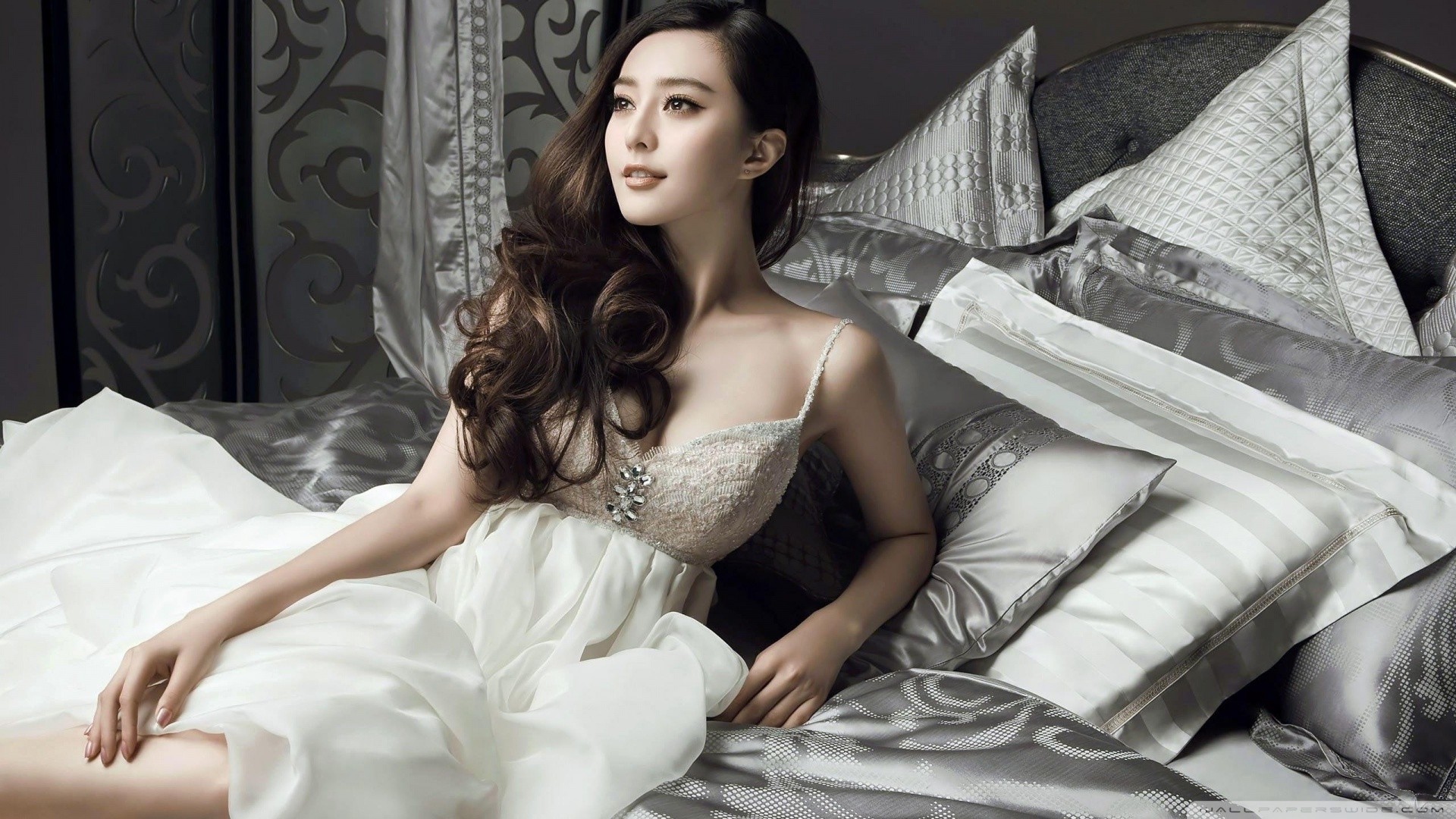 Fan Bingbing in a white dress on a bed HD Wallpaper
