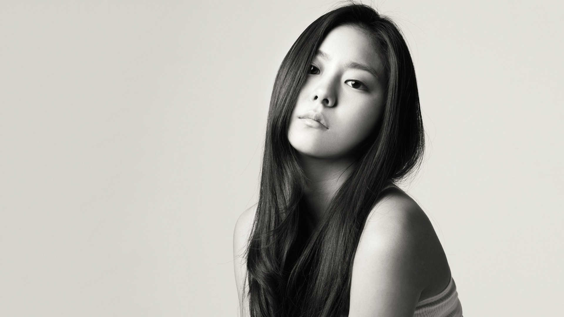 Monochrome portrait of an Asian woman HD Wallpaper