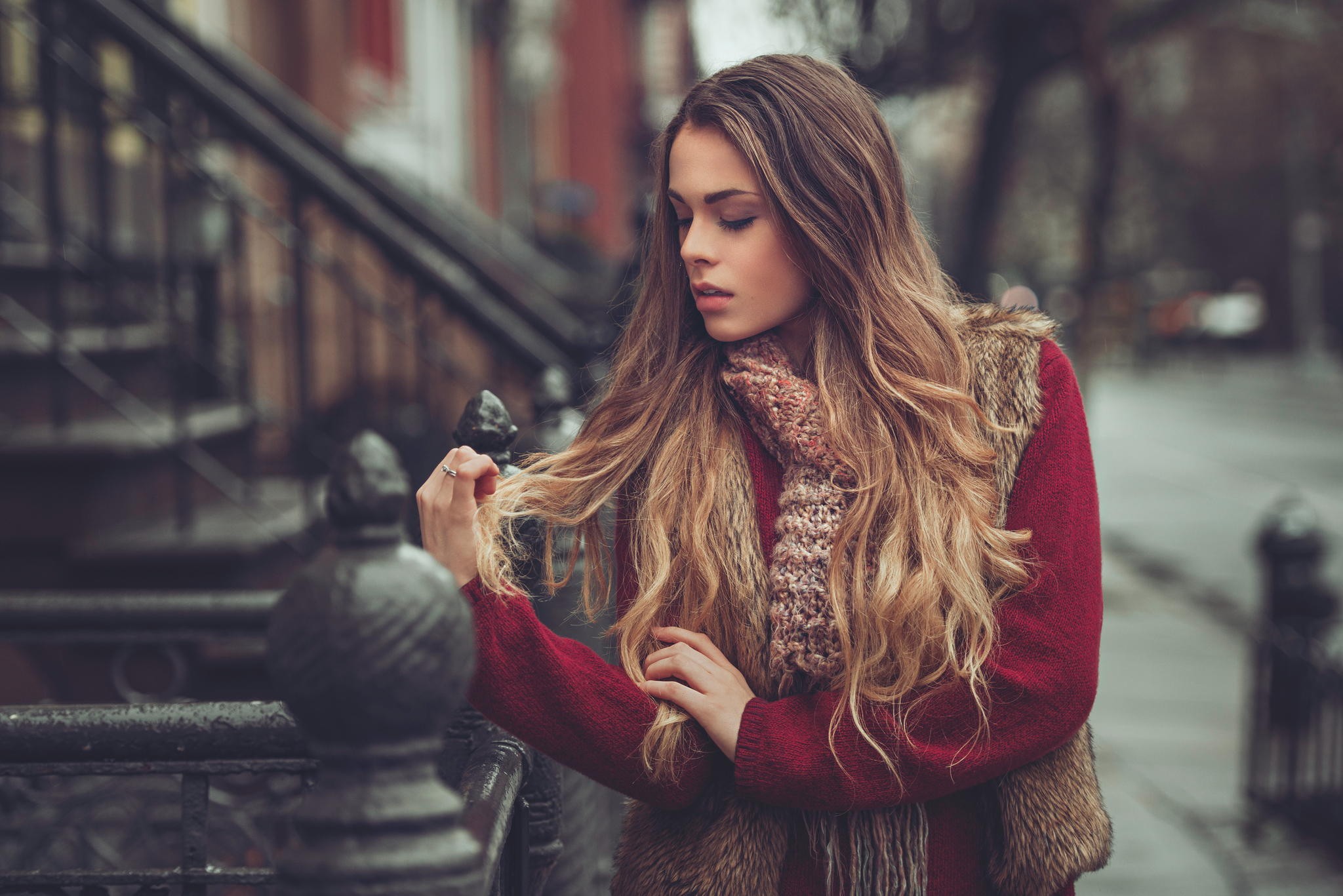 Woman with blonde hair wearing a sweater and scarf HD Wallpaper