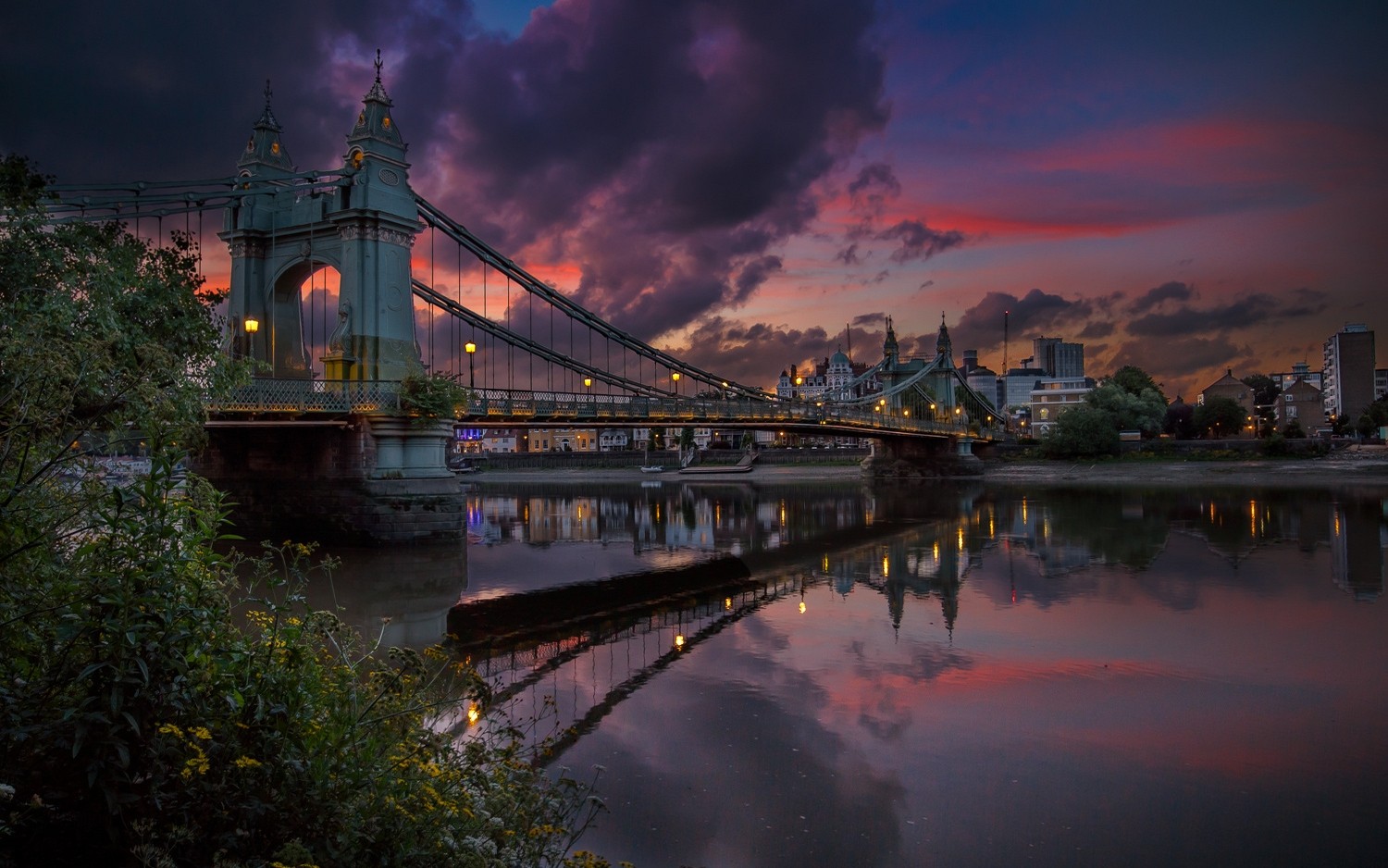 Hammersmith Bridge at sunset over the River Thames, London HD Wallpaper