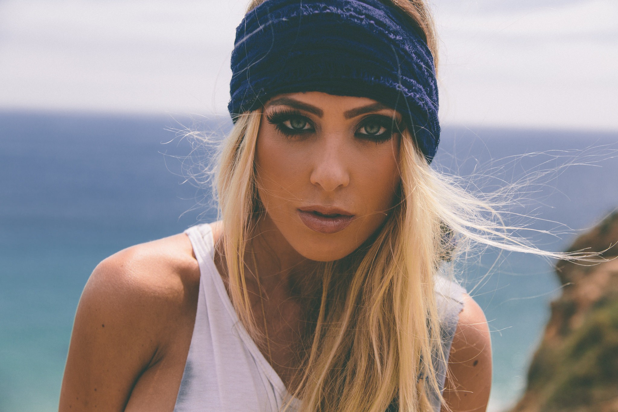 Woman with blonde hair and blue headband outdoors HD Wallpaper