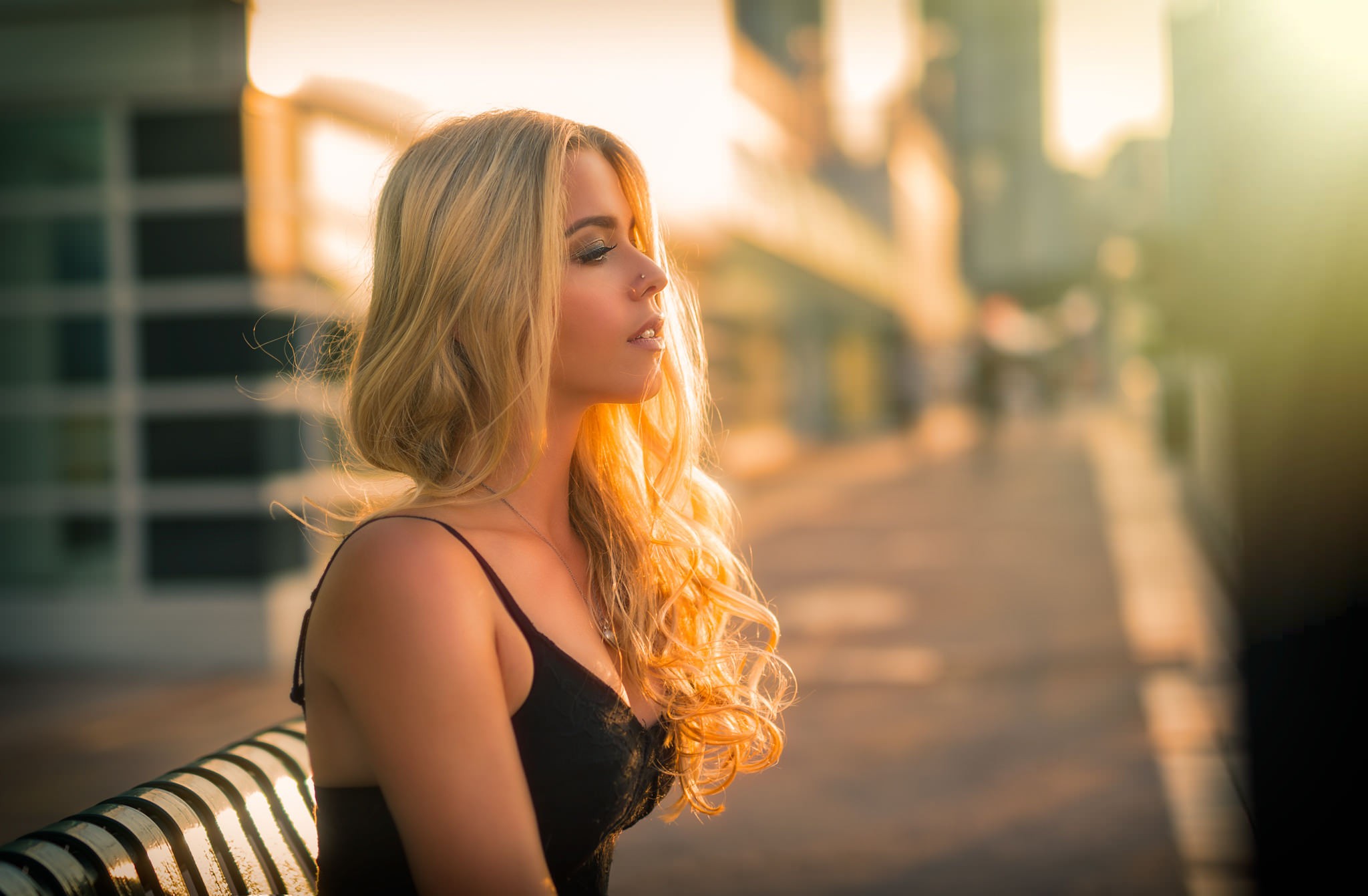 Woman with blonde hair looking away HD Wallpaper