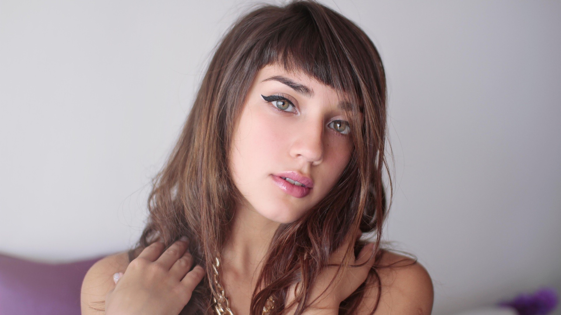 Woman with hazel eyes and brunette hair HD Wallpaper