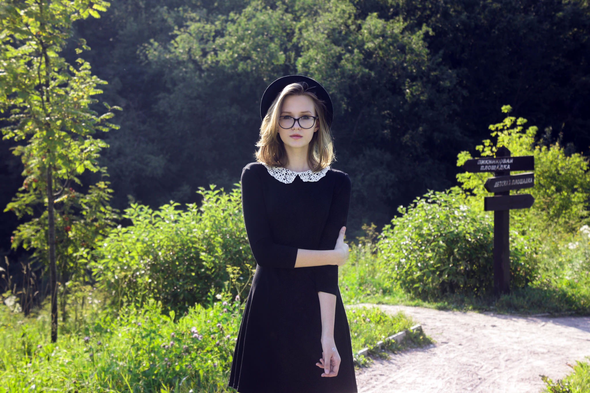 Woman in black dress and hat in a park HD Wallpaper