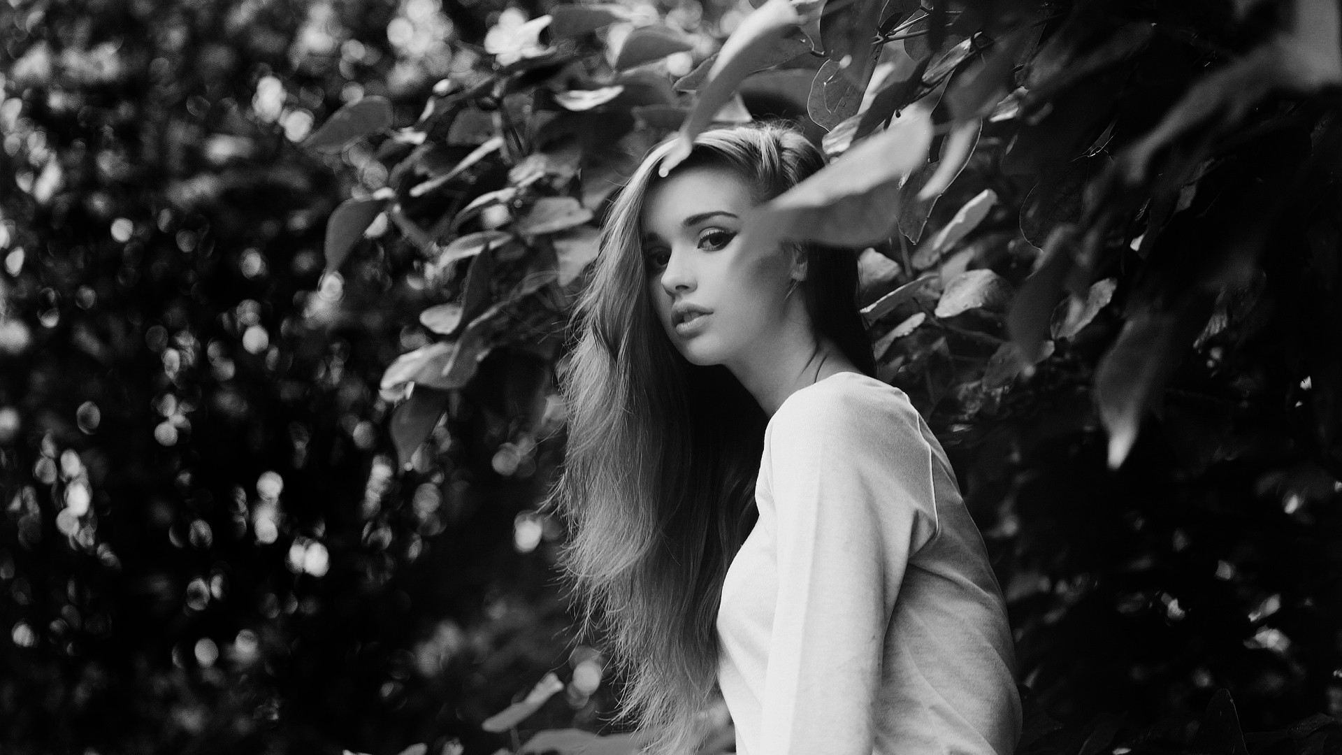 Monochrome portrait of a woman outdoors HD Wallpaper