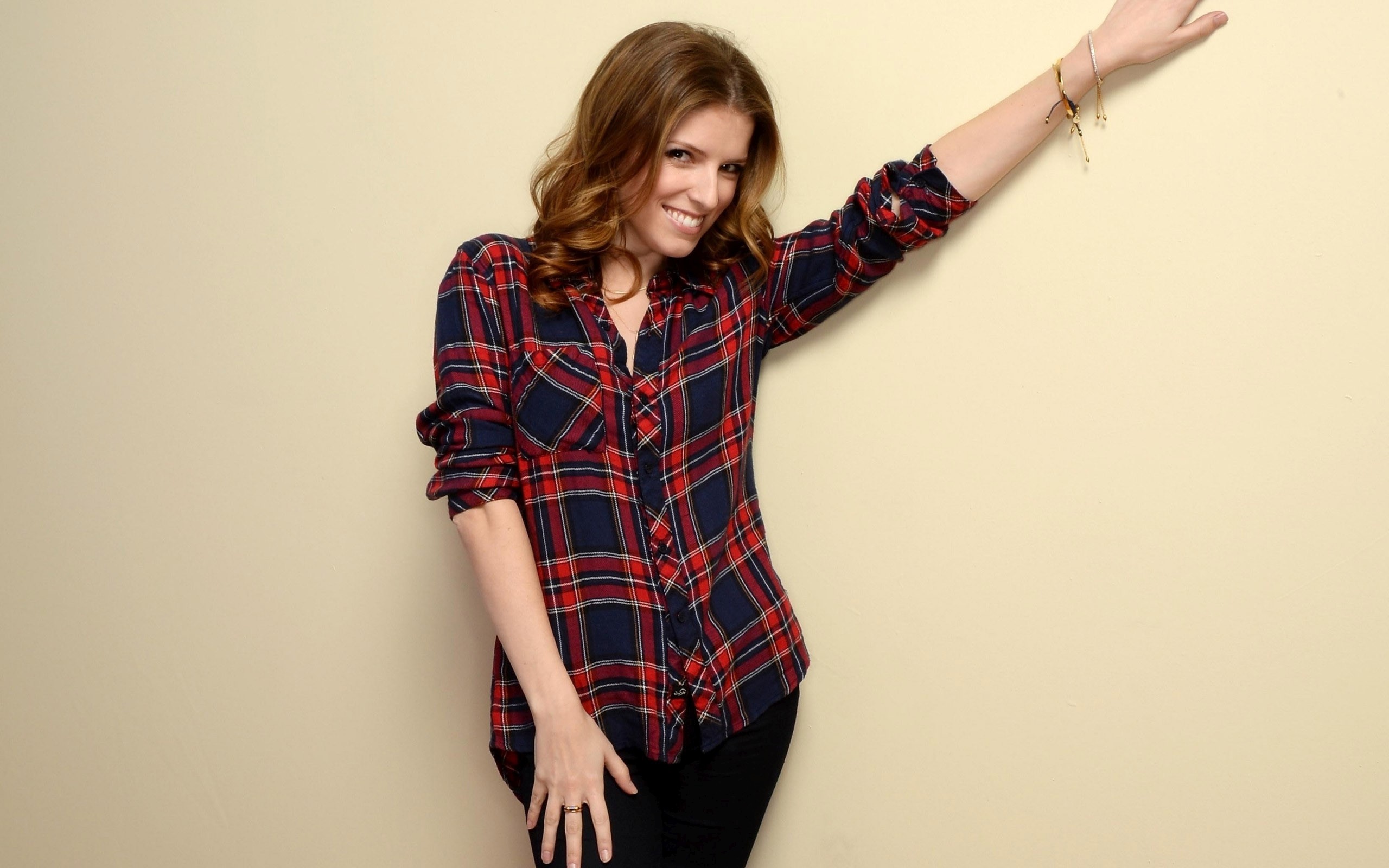 Anna Kendrick wearing a plaid shirt HD Wallpaper