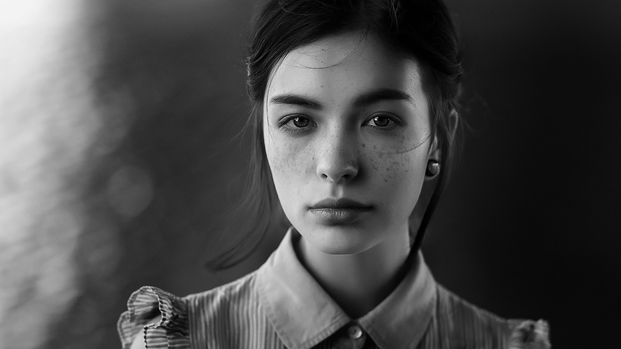 Monochrome portrait of a young woman with freckles HD Wallpaper