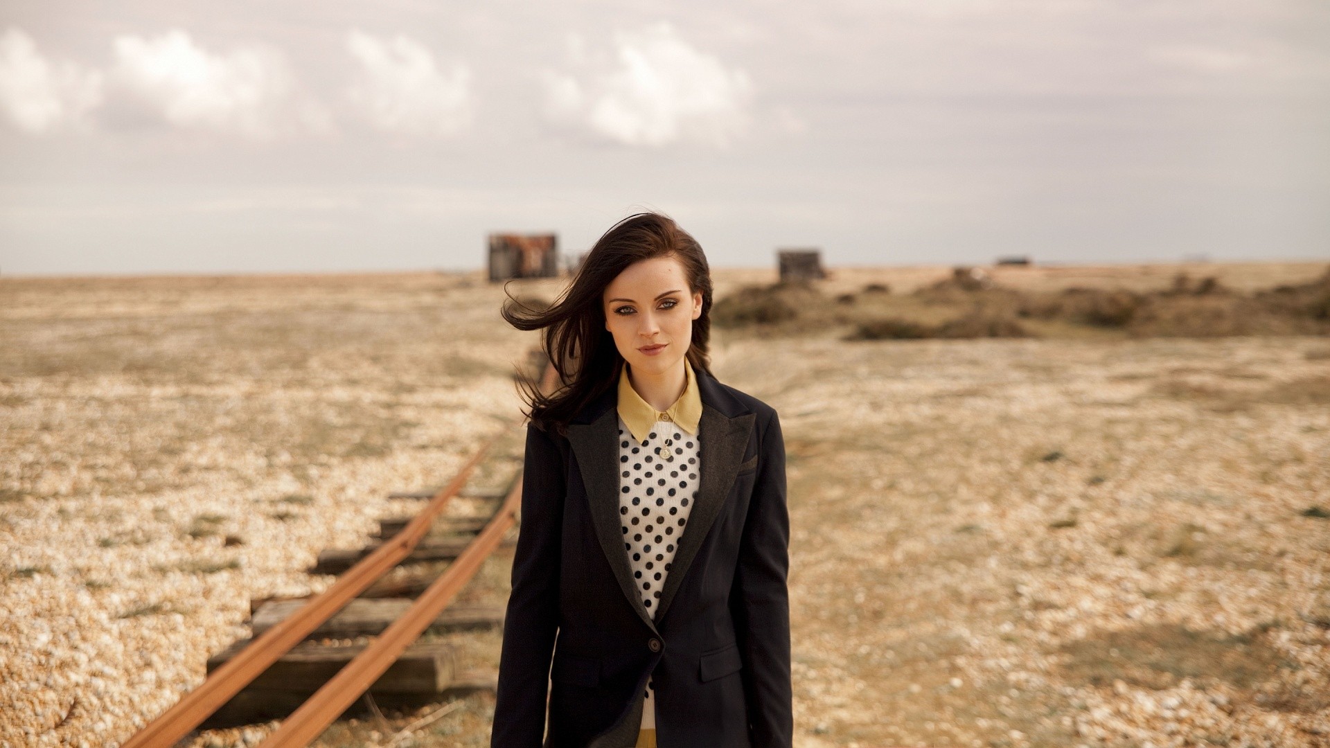 Amy Macdonald on railway tracks HD Wallpaper