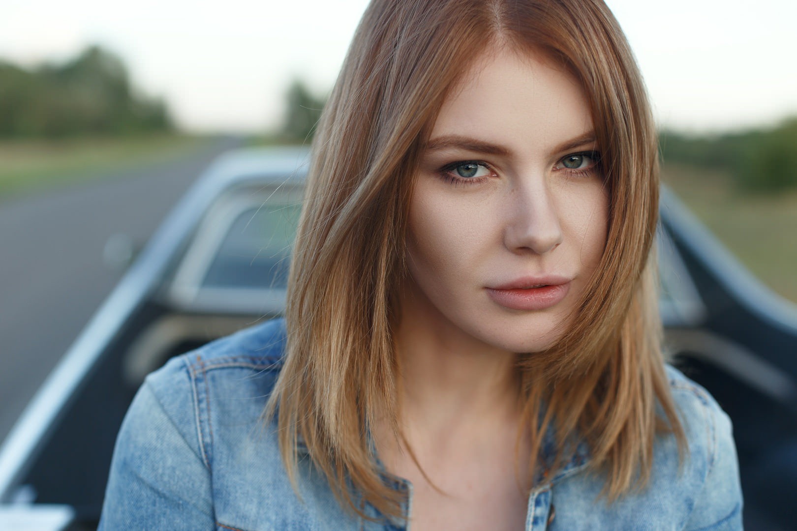 Woman with blonde hair and blue eyes in a denim jacket HD Wallpaper