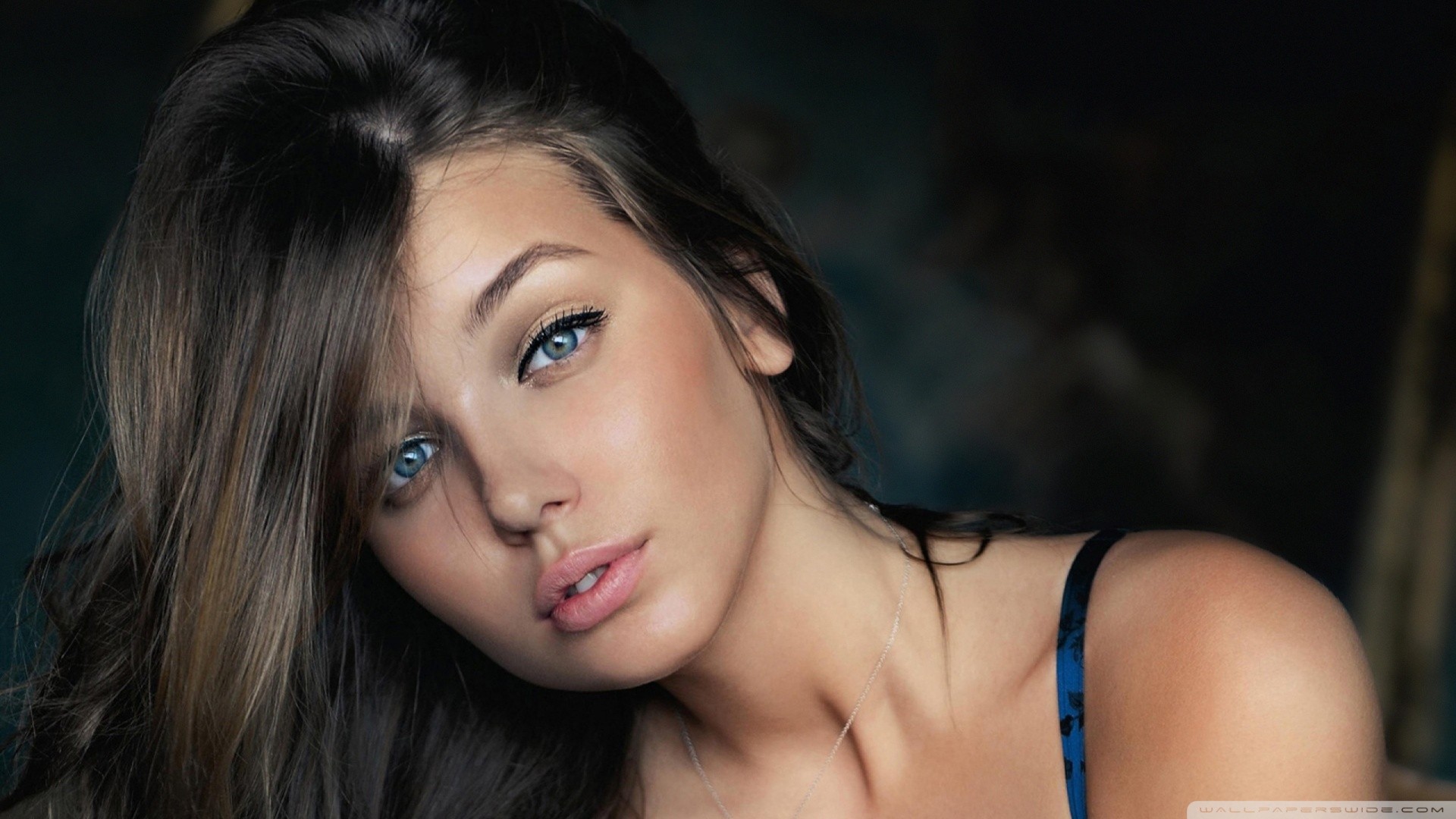 Close-up portrait of a young woman with blue eyes HD Wallpaper