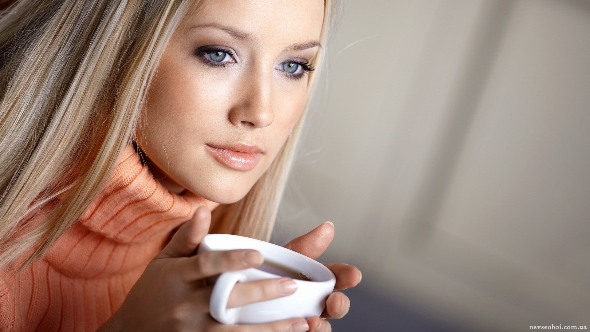 Woman with blonde hair holding a cup HD Wallpaper