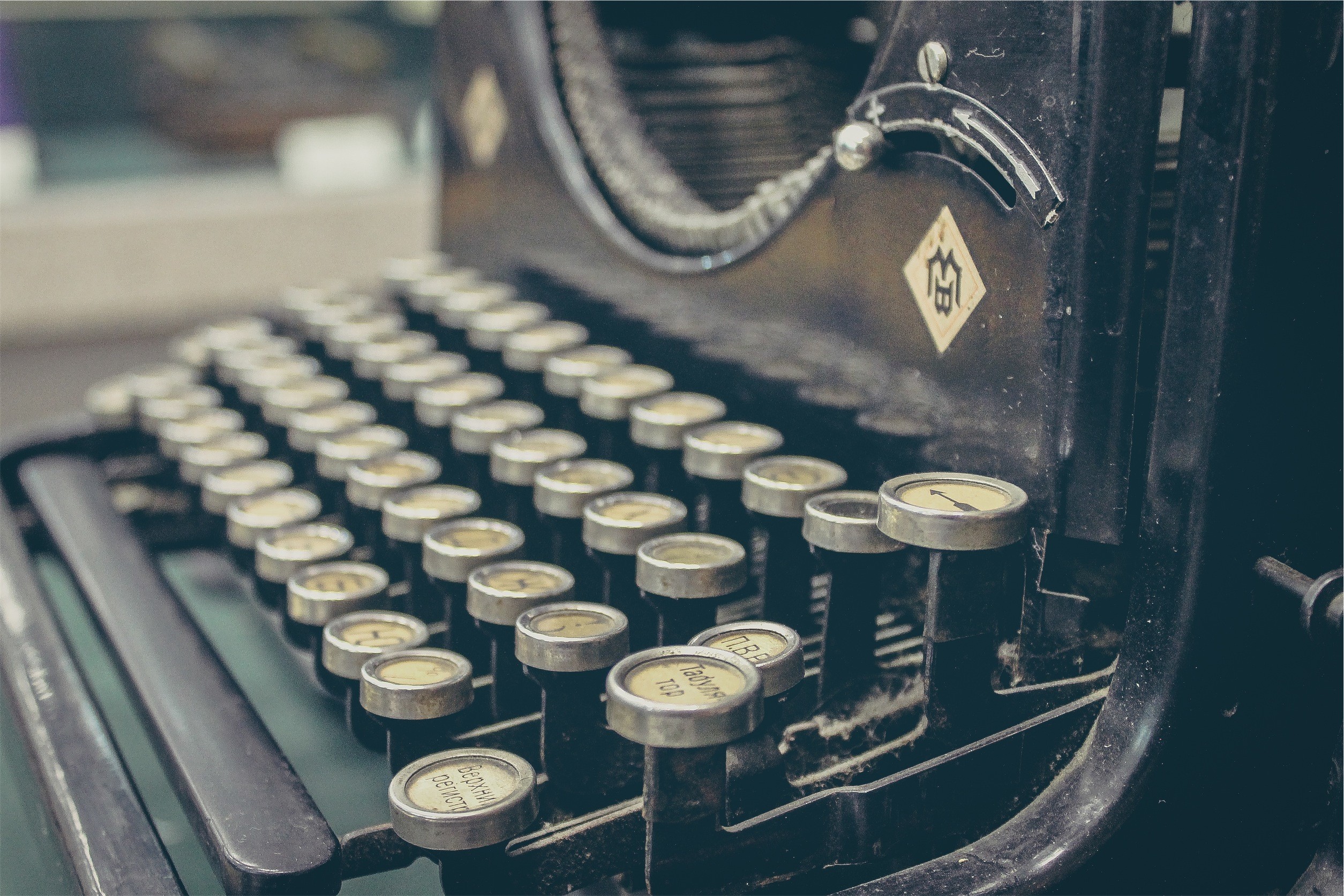Close-up of an antique black typewriter HD Wallpaper