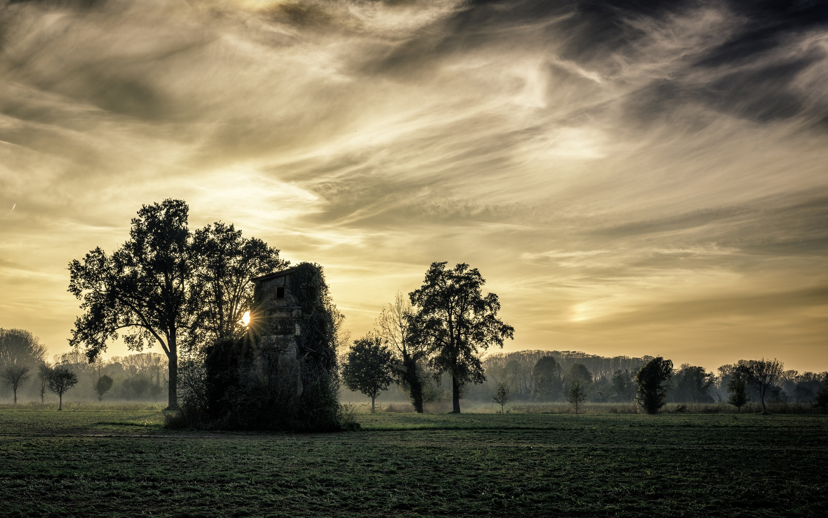 Abandoned building in a field at sunset, Italy HD Wallpaper