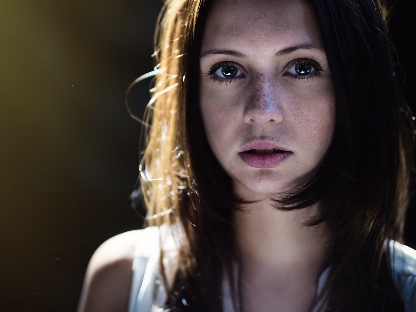 Portrait of a young woman with freckles HD Wallpaper