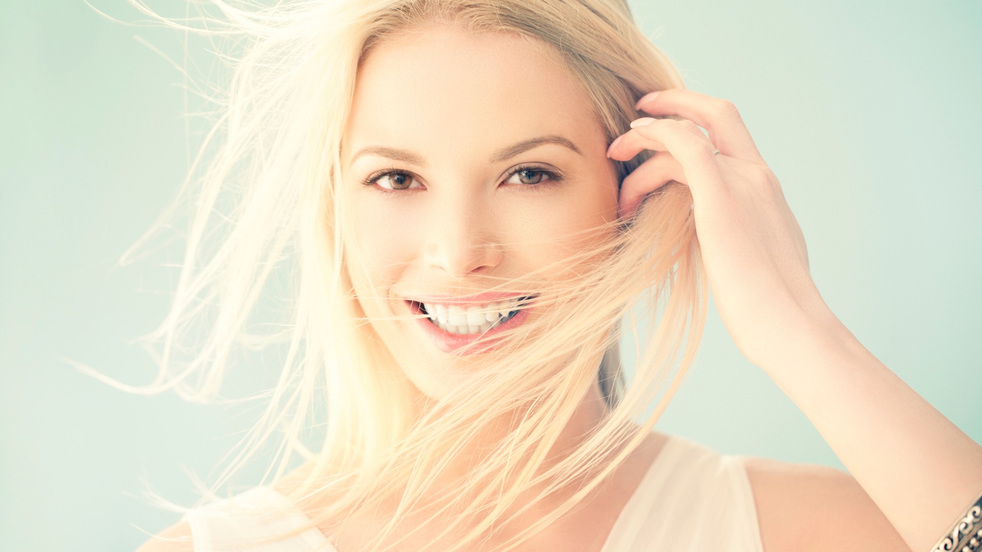 Blonde woman with brown eyes smiling HD Wallpaper