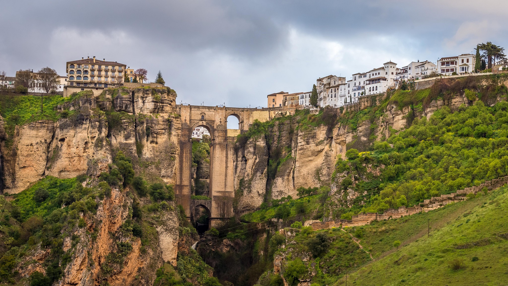 Puente Nuevo bridge over El Tajo gorge in Ronda, Spain HD Wallpaper