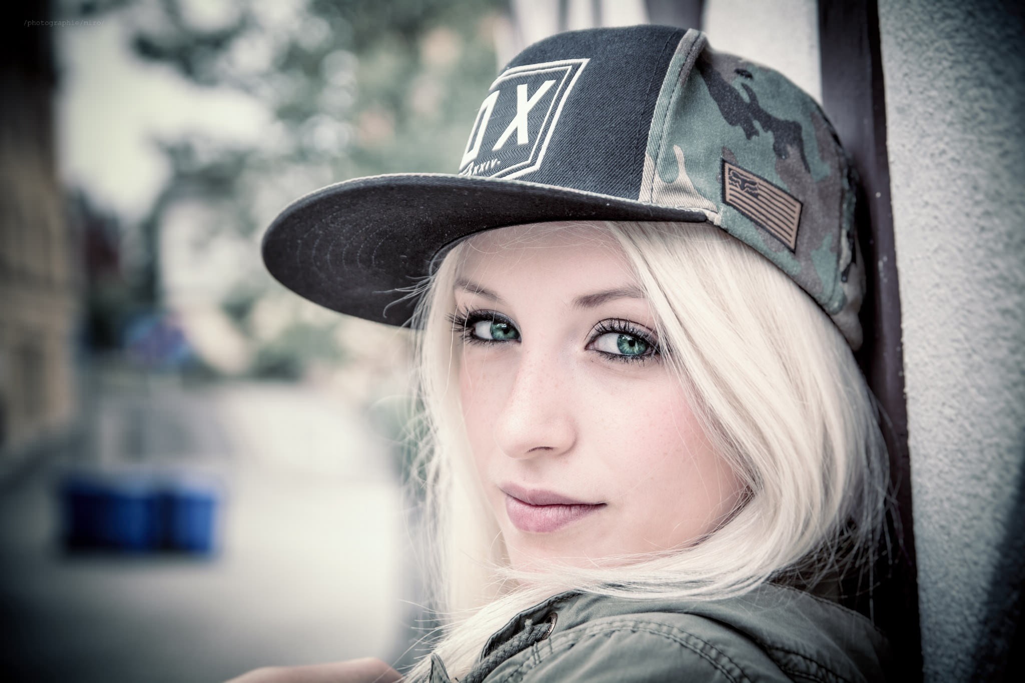 Woman wearing a baseball cap and jacket HD Wallpaper