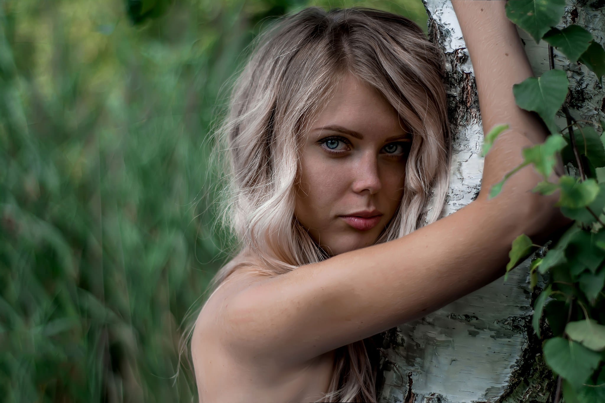 Woman with blonde hair leaning against a tree HD Wallpaper