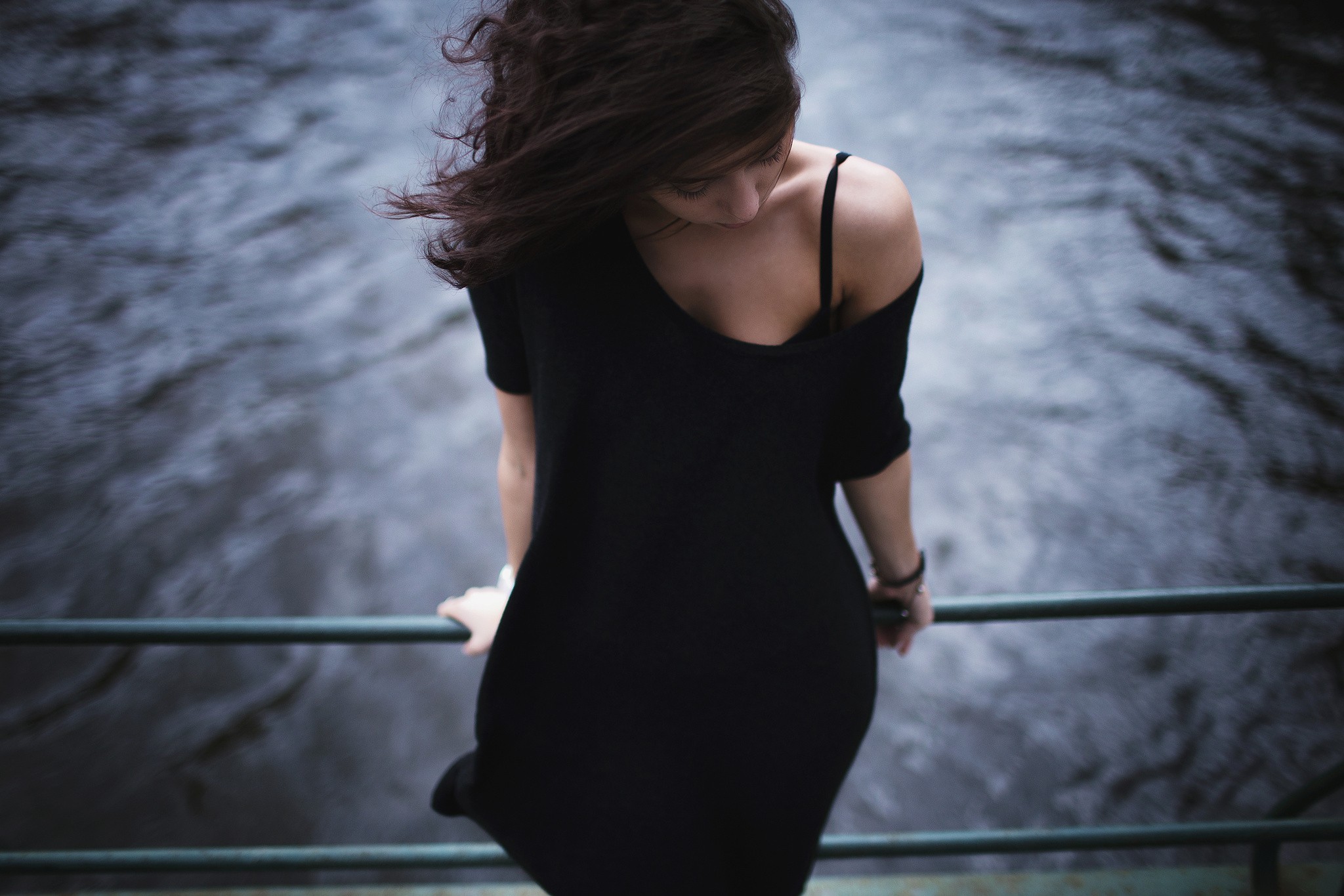 Woman in black dress by the water HD Wallpaper