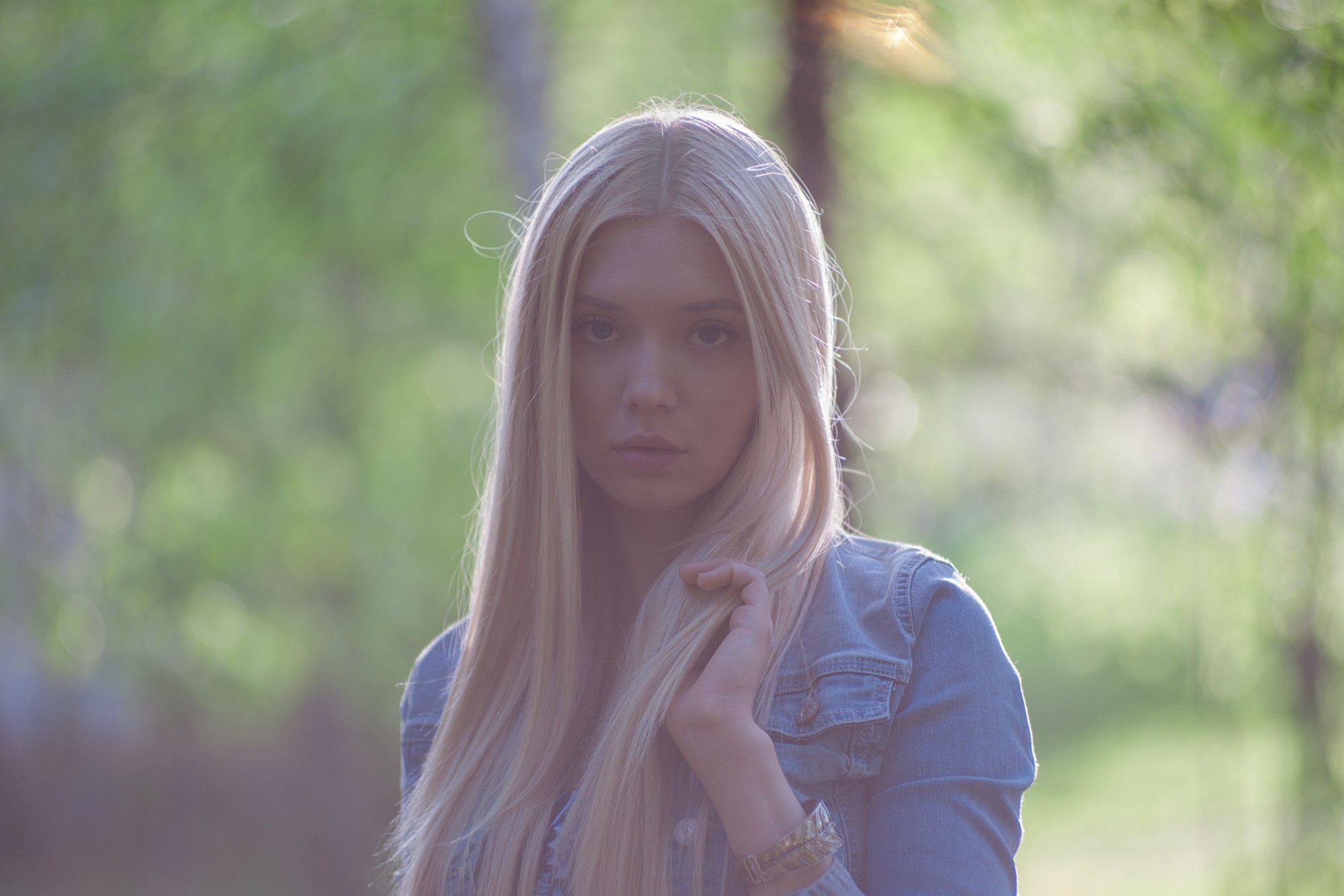 Blonde woman in a denim jacket outdoors HD Wallpaper