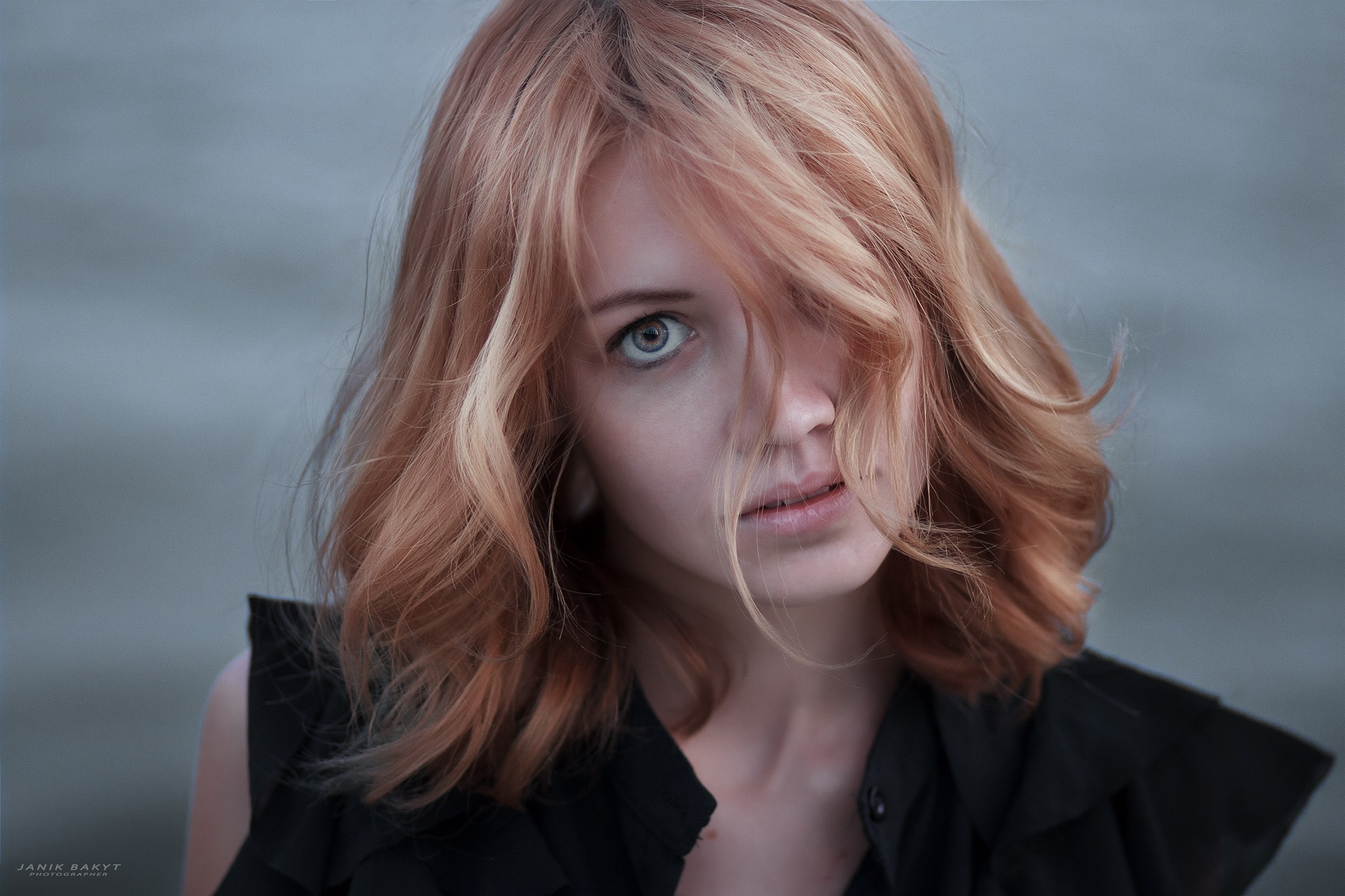 Woman with blonde hair looking at the viewer HD Wallpaper