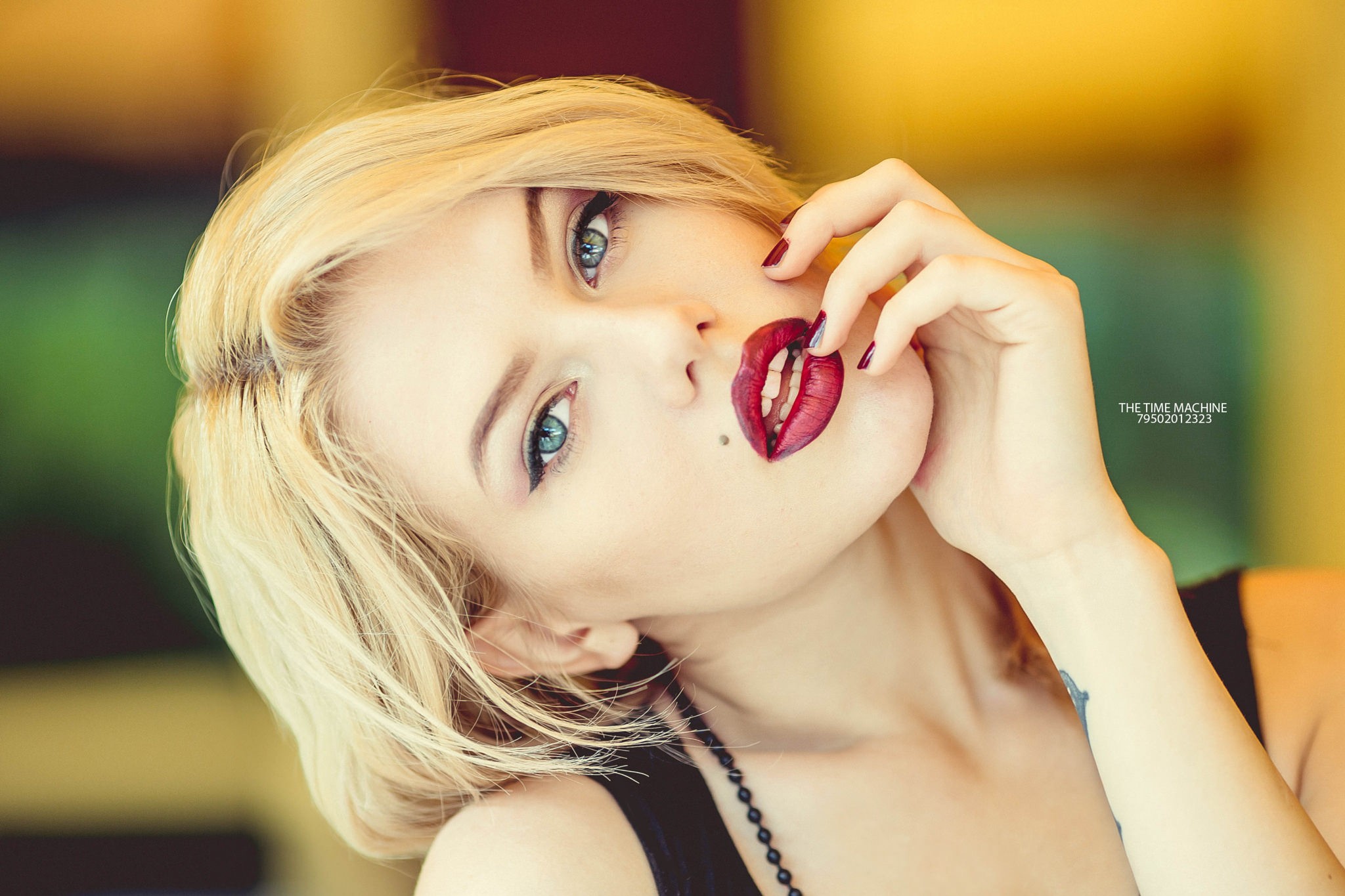 Portrait of a blonde woman with red lipstick HD Wallpaper