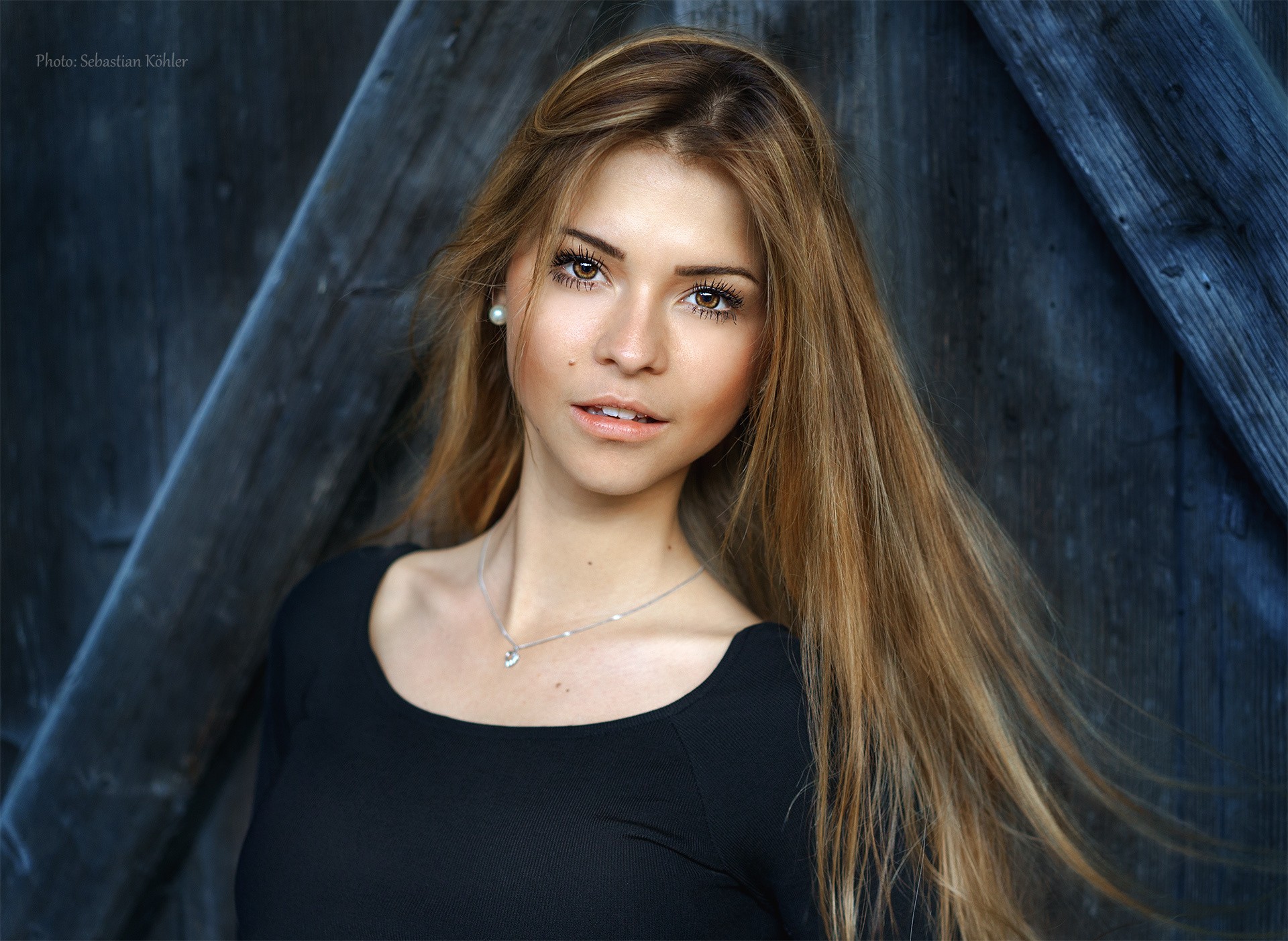 Portrait of a young woman with long blonde hair HD Wallpaper