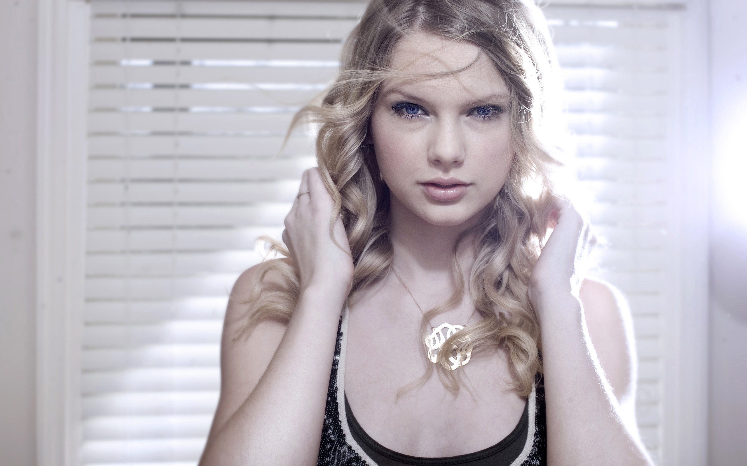 Taylor Swift with blonde curly hair HD Wallpaper