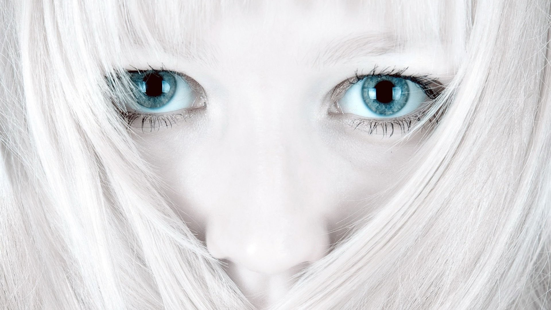 Close-up of a woman with white hair and blue eyes HD Wallpaper