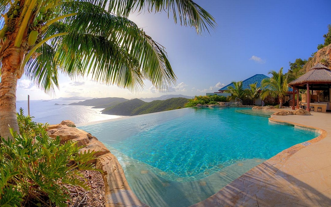 Tropical resort with infinity pool overlooking the sea HD Wallpaper