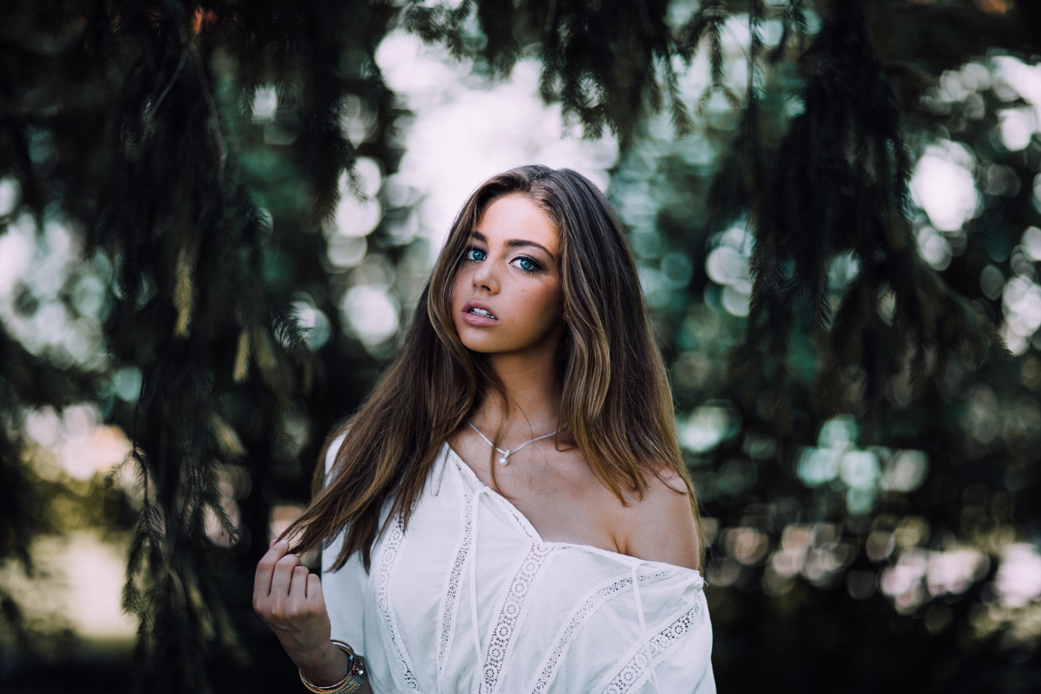 Woman with long brown hair and blue eyes HD Wallpaper