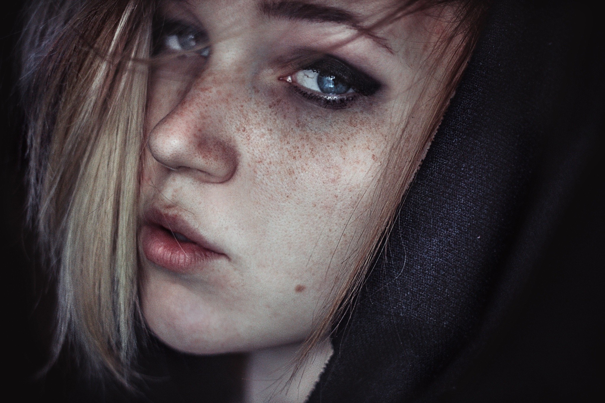 Portrait of a young woman with freckles and blonde hair HD Wallpaper
