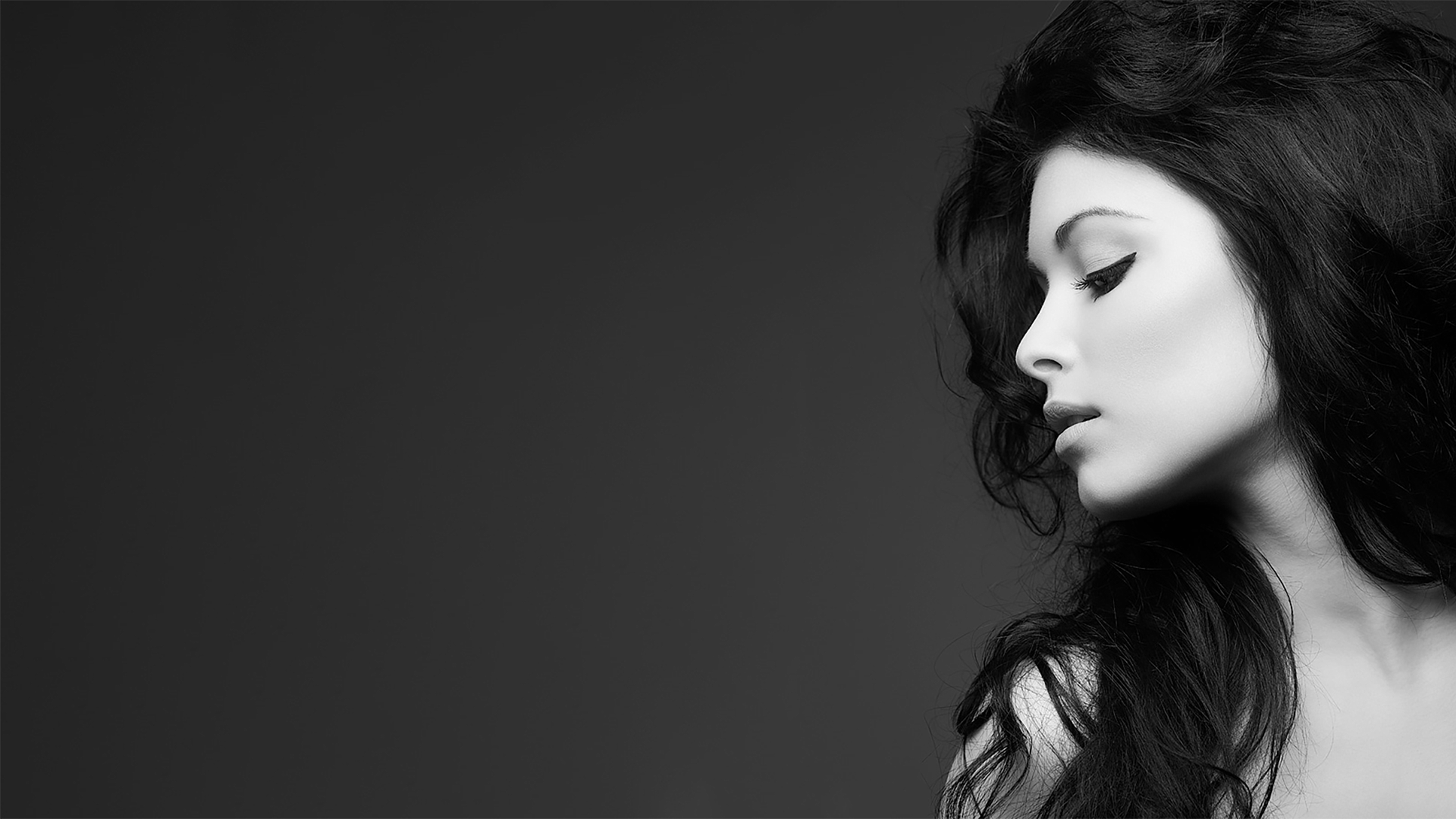 Monochrome portrait of a brunette woman HD Wallpaper