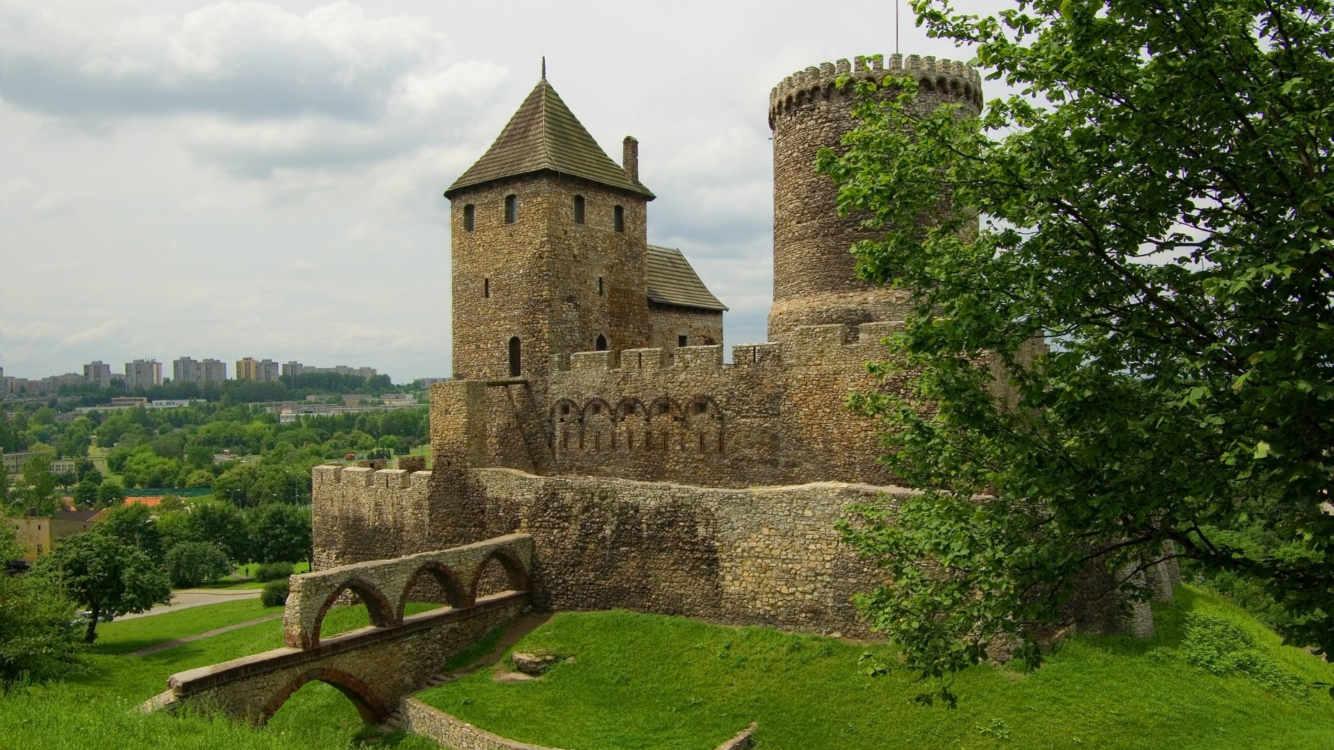 Castle in Poland with arched bridge and city in background HD Wallpaper