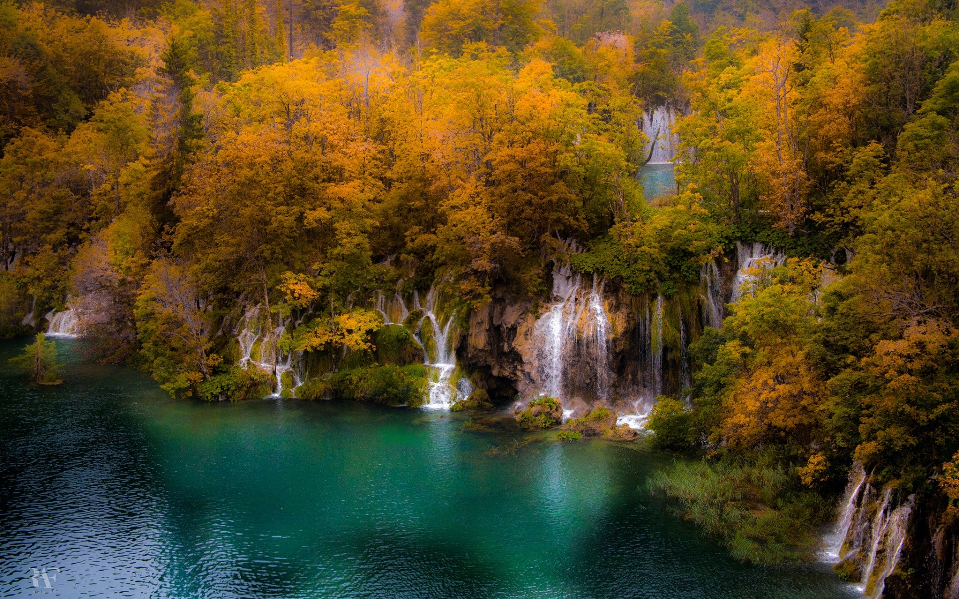 Autumn forest with waterfalls and a turquoise lake HD Wallpaper