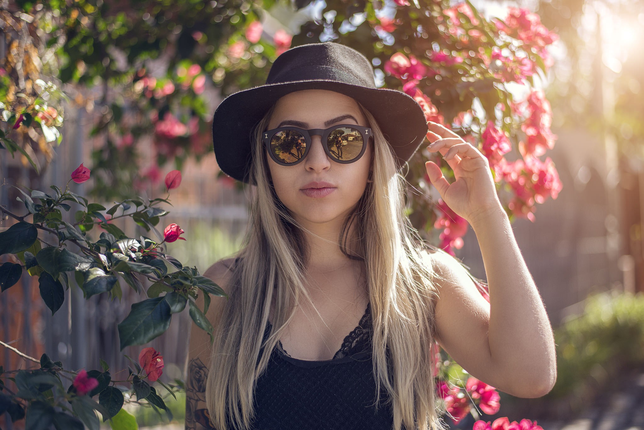 Woman with blonde hair wearing a hat and sunglasses HD Wallpaper
