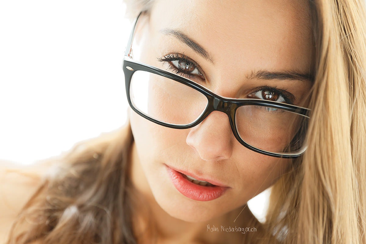 Woman with glasses, close-up portrait HD Wallpaper