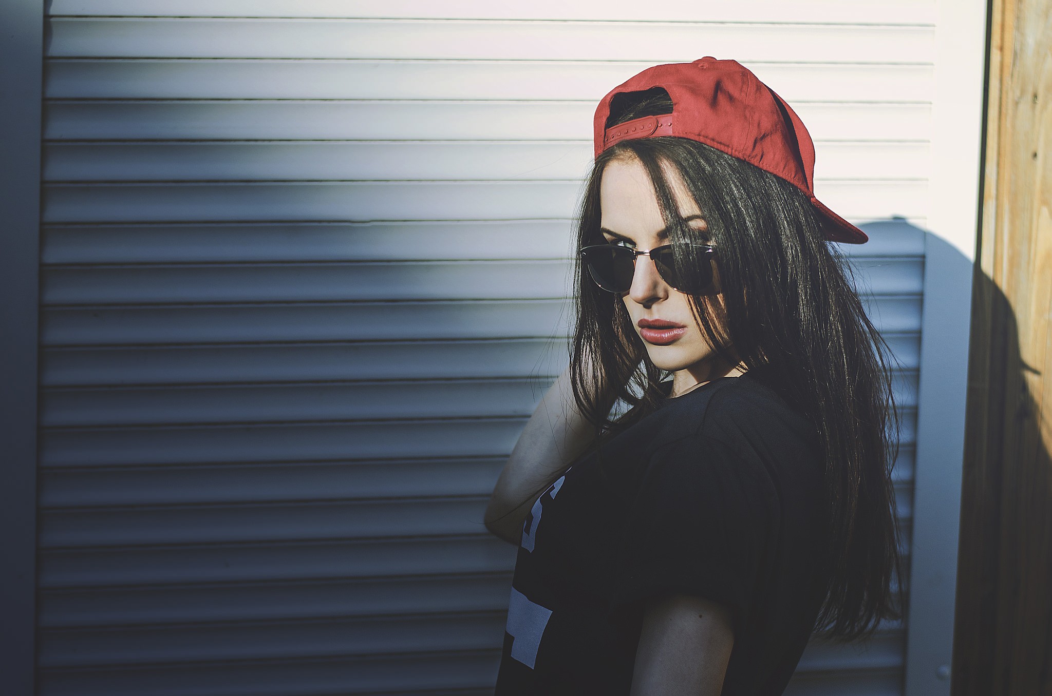 Woman with red cap and sunglasses HD Wallpaper
