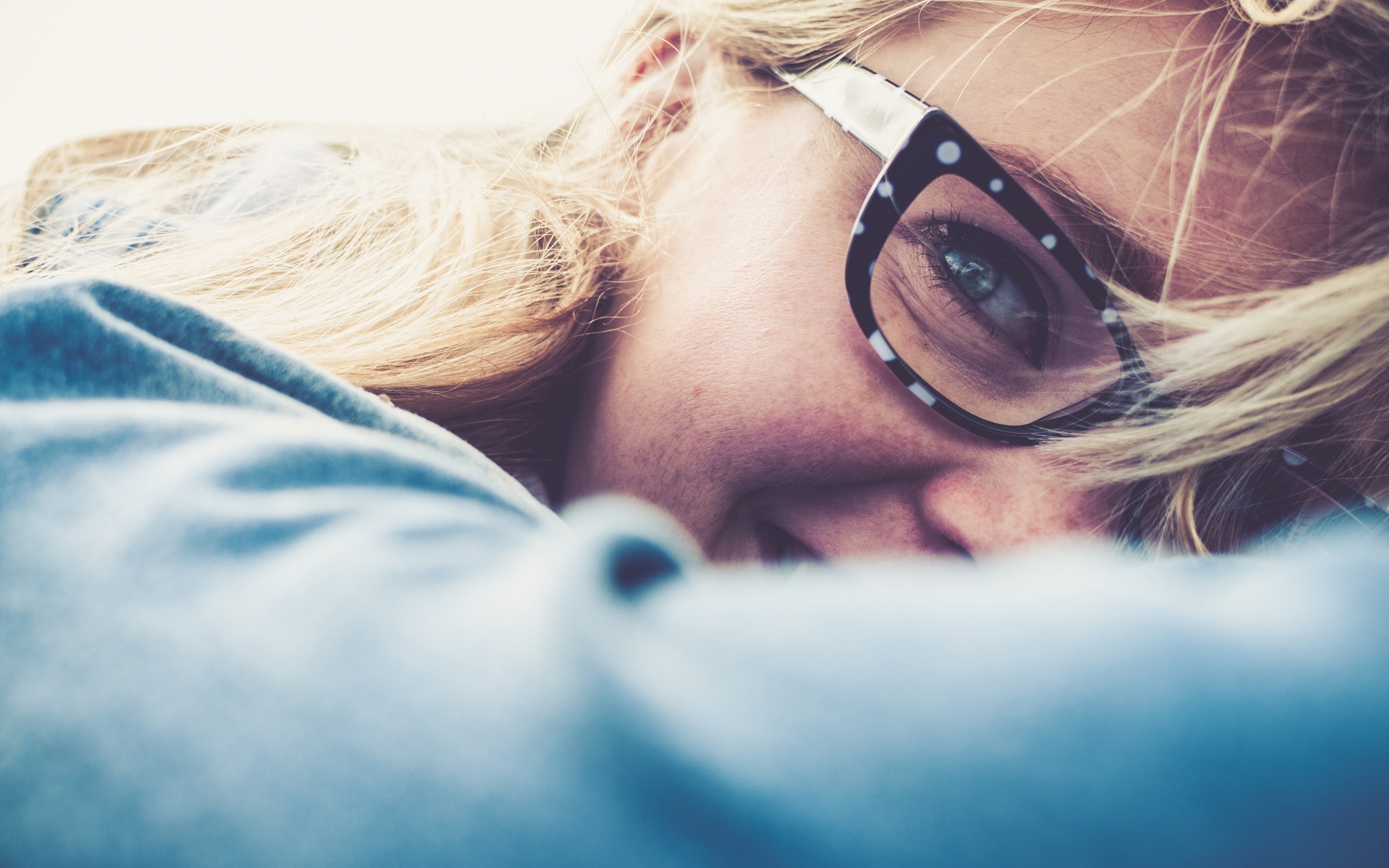 Woman with blonde hair and glasses HD Wallpaper