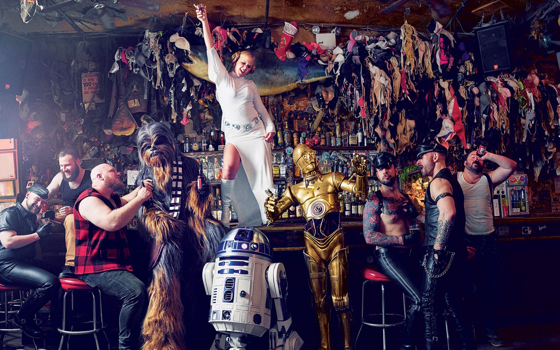 Star Wars characters and people in a bar HD Wallpaper