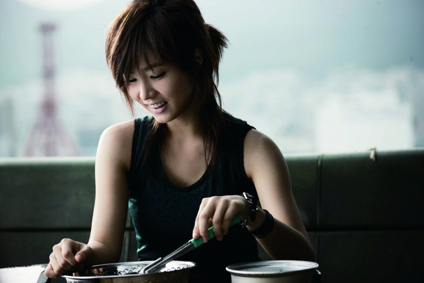 Shin Se Gyeong eating at a table HD Wallpaper