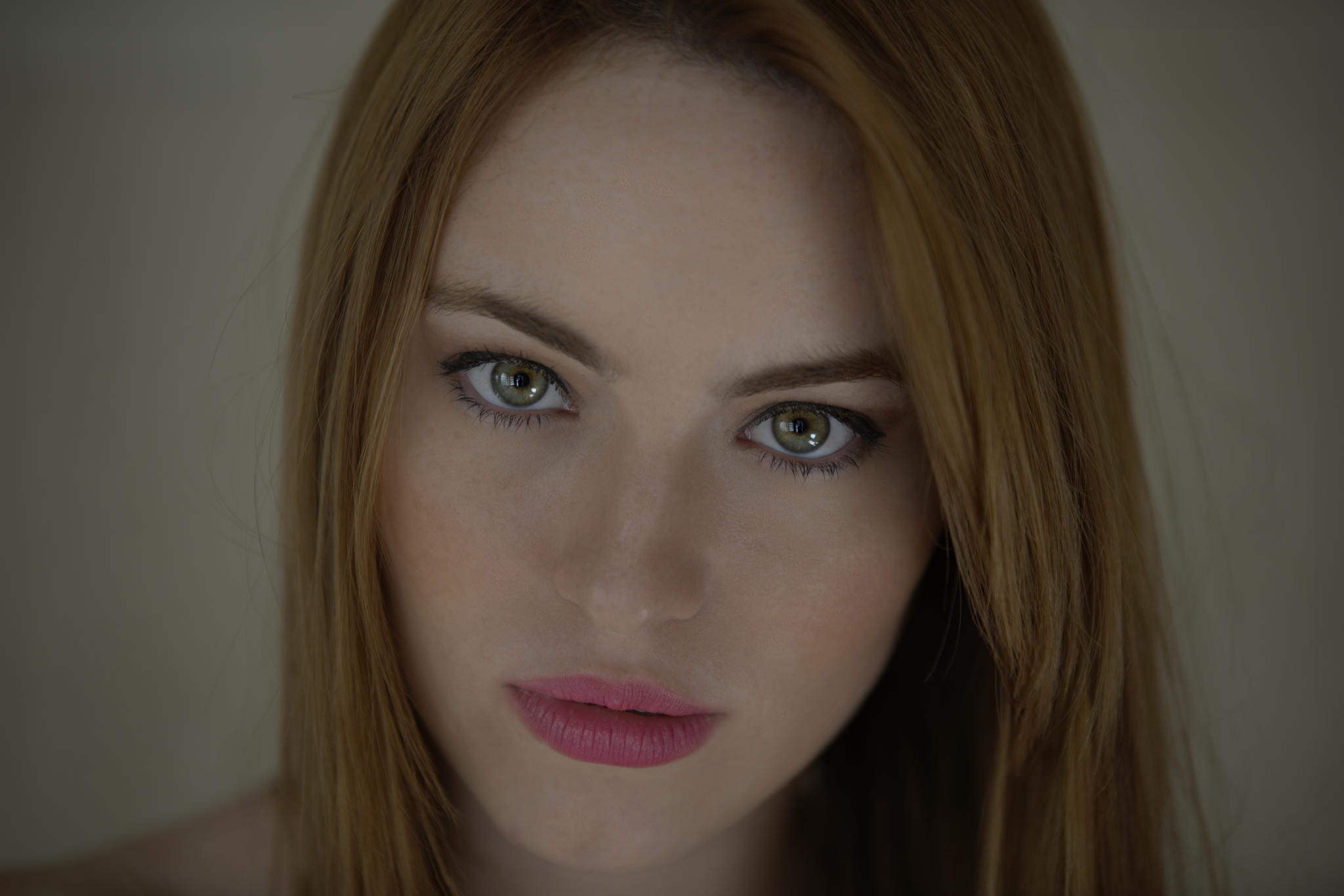 Woman with green eyes and auburn hair HD Wallpaper